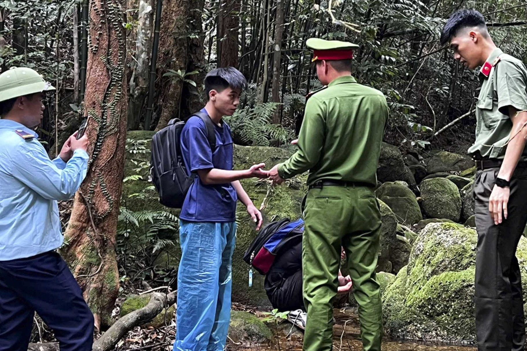  Nhiều giờ tìm kiếm 2 du khách đi lạc trong rừng Tây Yên Tử 