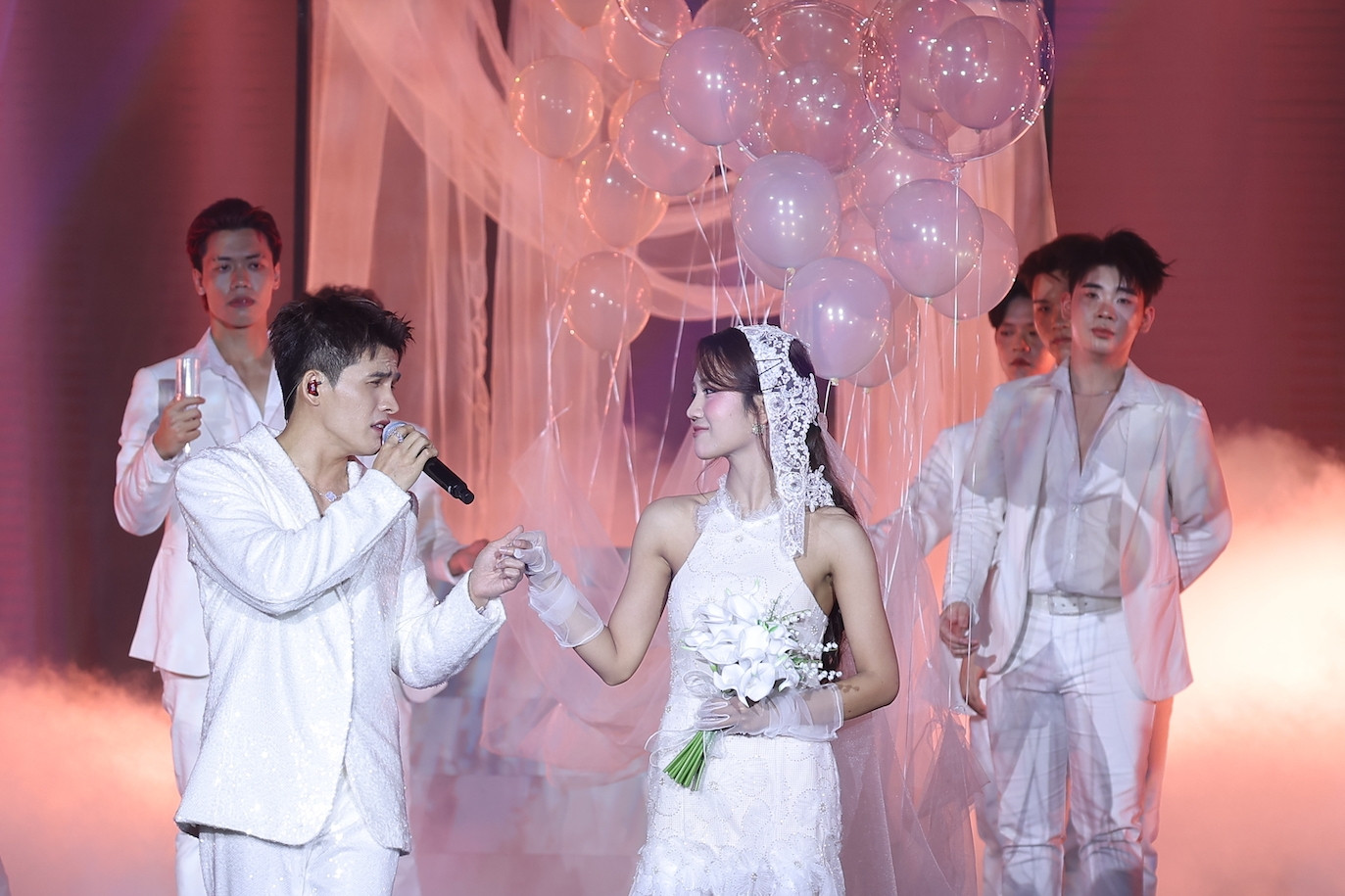 Quốc Thiên cảm ơn ‘cô dâu’ ngay trên sân khấu, Cẩm Ly sexy tuổi U60