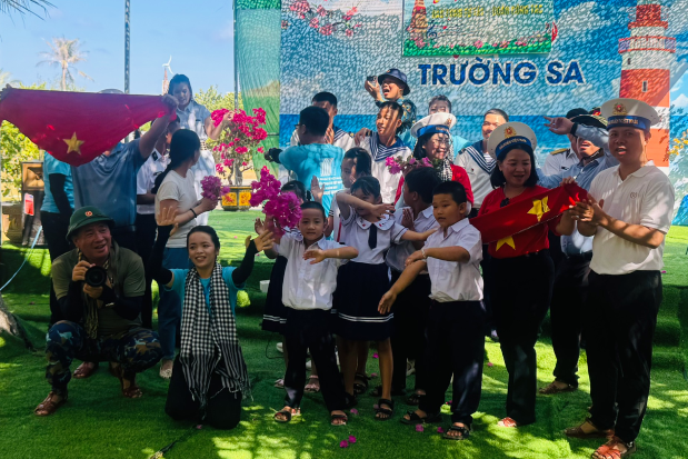 'Show diễn' đặc biệt giữa trùng khơi của nữ giáo viên âm nhạc