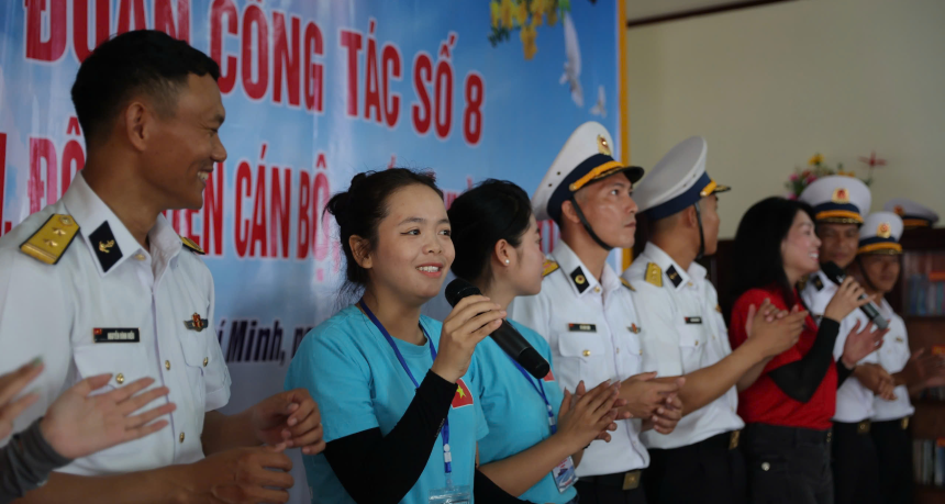 'Show diễn' đặc biệt giữa trùng khơi của nữ giáo viên âm nhạc