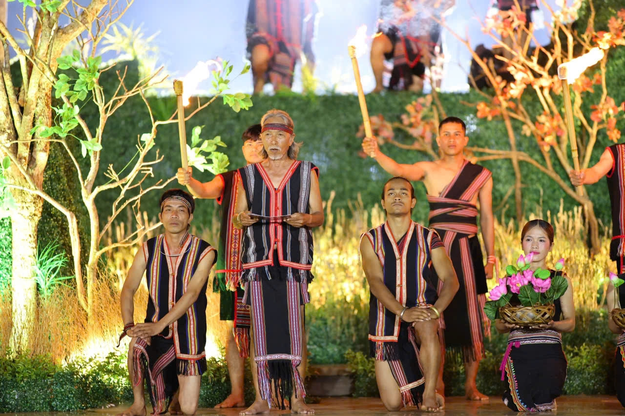 Tái hiện trang trọng bức thư của Bác Hồ giữa 'đại ngàn reo'