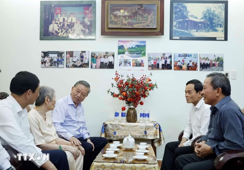 Tổng Bí thư, Chủ tịch nước Tô Lâm cùng Đoàn công tác của Trung ương thăm hỏi thân nhân gia đình Chủ tịch Hội đồng Nhà nước Võ Chí Công. (Ảnh: Thống Nhất/TTXVN)