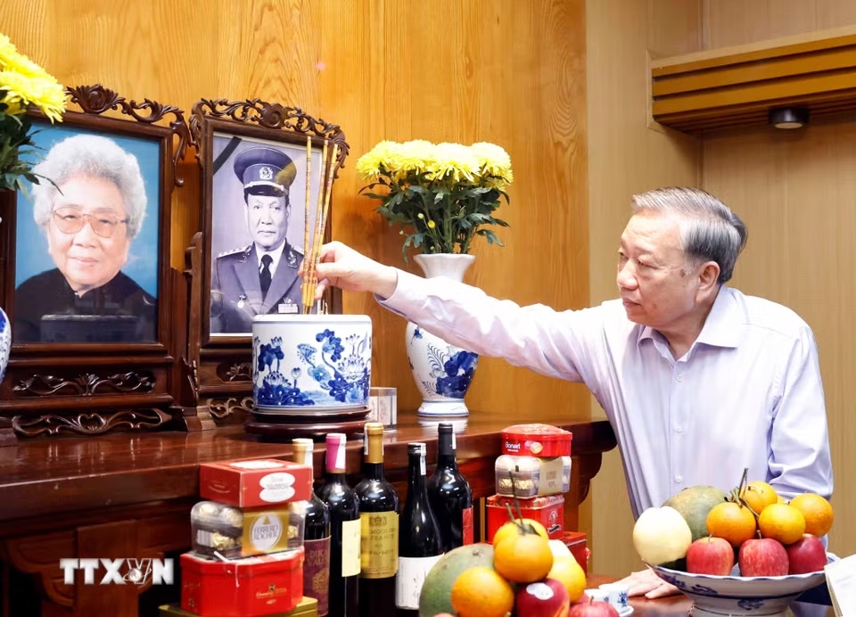Tổng Bí thư, Chủ tịch nước Tô Lâm dâng hương tưởng nhớ Đại tướng Lê Đức Anh, nguyên Chủ tịch nước. (Ảnh: Thống Nhất/TTXVN)