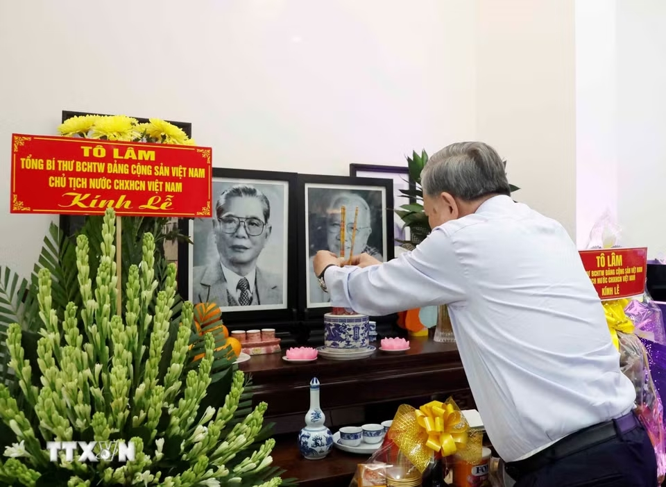 Tổng Bí thư, Chủ tịch nước Tô Lâm dâng hương tưởng nhớ Tổng Bí thư Nguyễn Văn Linh. (Ảnh: Thống Nhất/TTXVN)