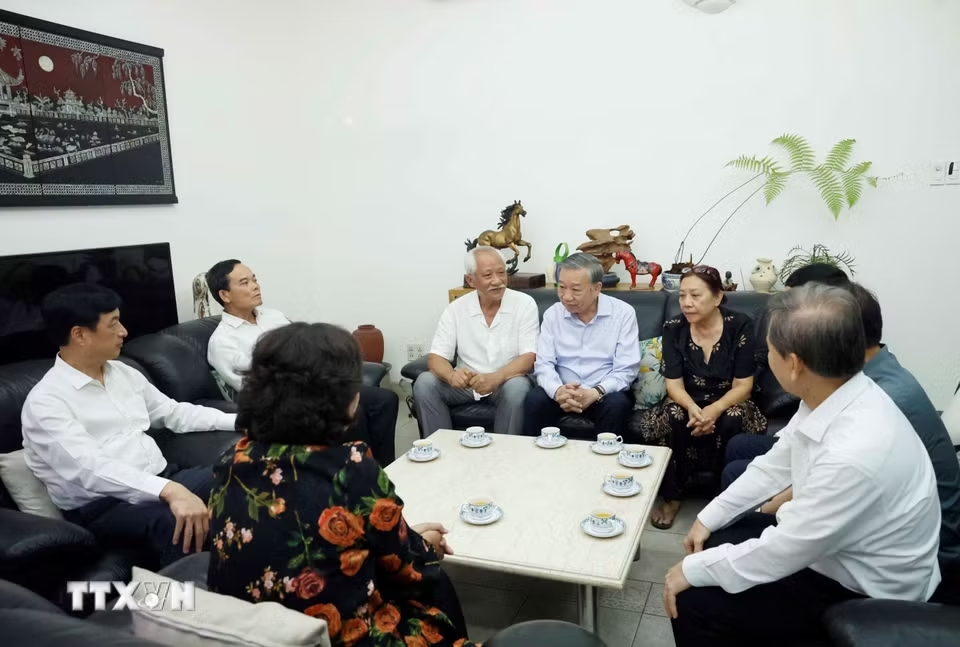 Tổng Bí thư, Chủ tịch nước Tô Lâm cùng Đoàn công tác của Trung ương thăm hỏi thân nhân gia đình Tổng Bí thư Nguyễn Văn Linh. (Ảnh: Thống Nhất/TTXVN)