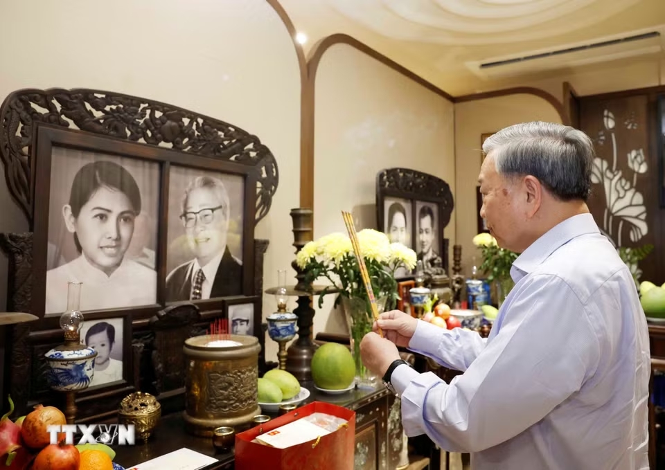 Tổng Bí thư, Chủ tịch nước Tô Lâm dâng hương tưởng nhớ Thủ tướng Chính phủ Võ Văn Kiệt. (Ảnh: Thống Nhất/TTXVN)