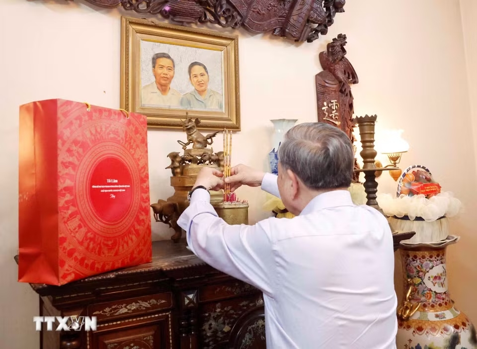 Tổng Bí thư, Chủ tịch nước Tô Lâm cùng Đoàn công tác của Trung ương đến dâng hương tưởng nhớ Chủ tịch Hội đồng Bộ trưởng Phạm Hùng. (Ảnh: Thống Nhất/TTXVN)