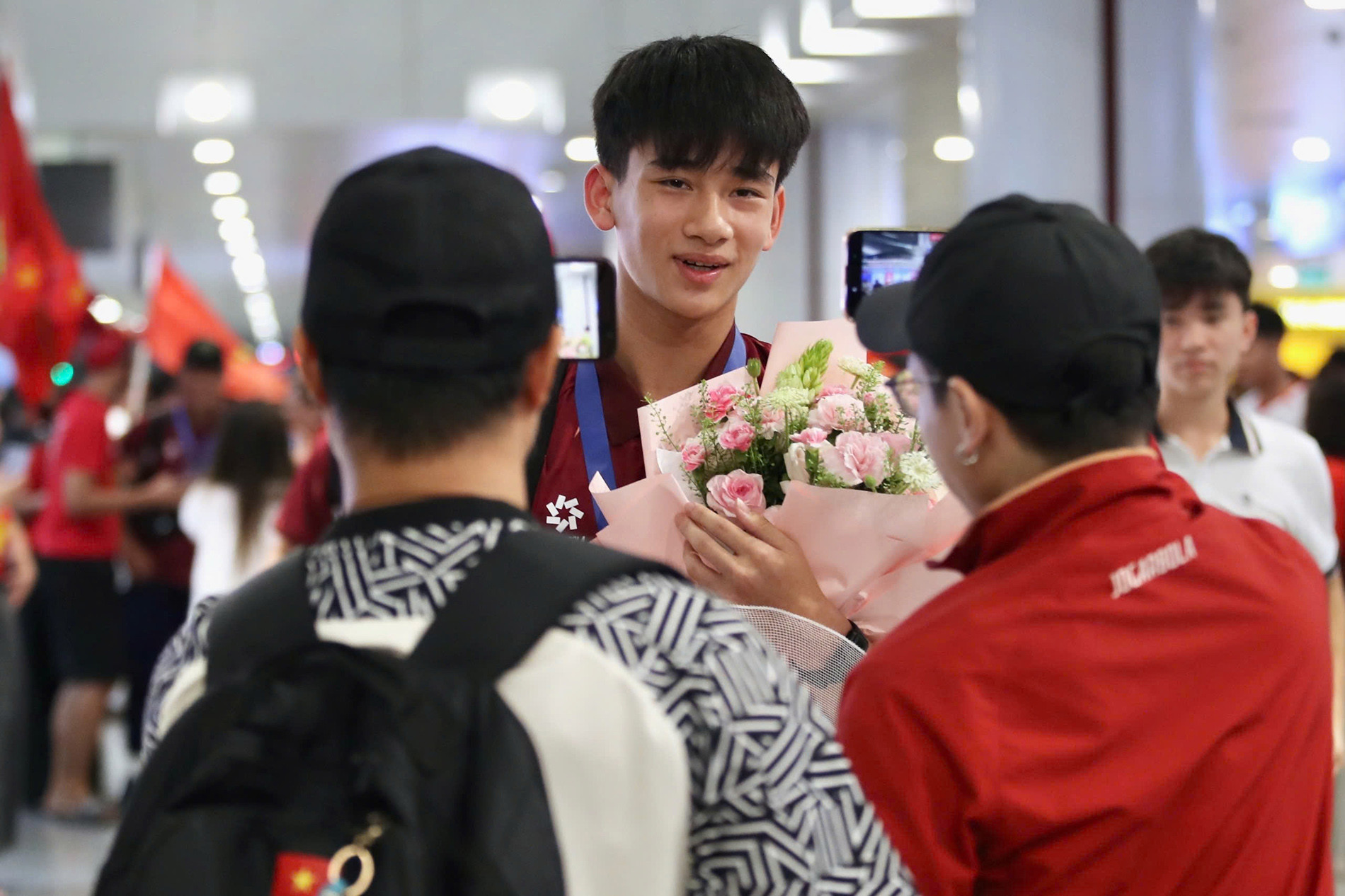 U17 Việt Nam rộn ràng mang Cúp vô địch Đông Nam Á về nước u17 viet nam 1.jpeg