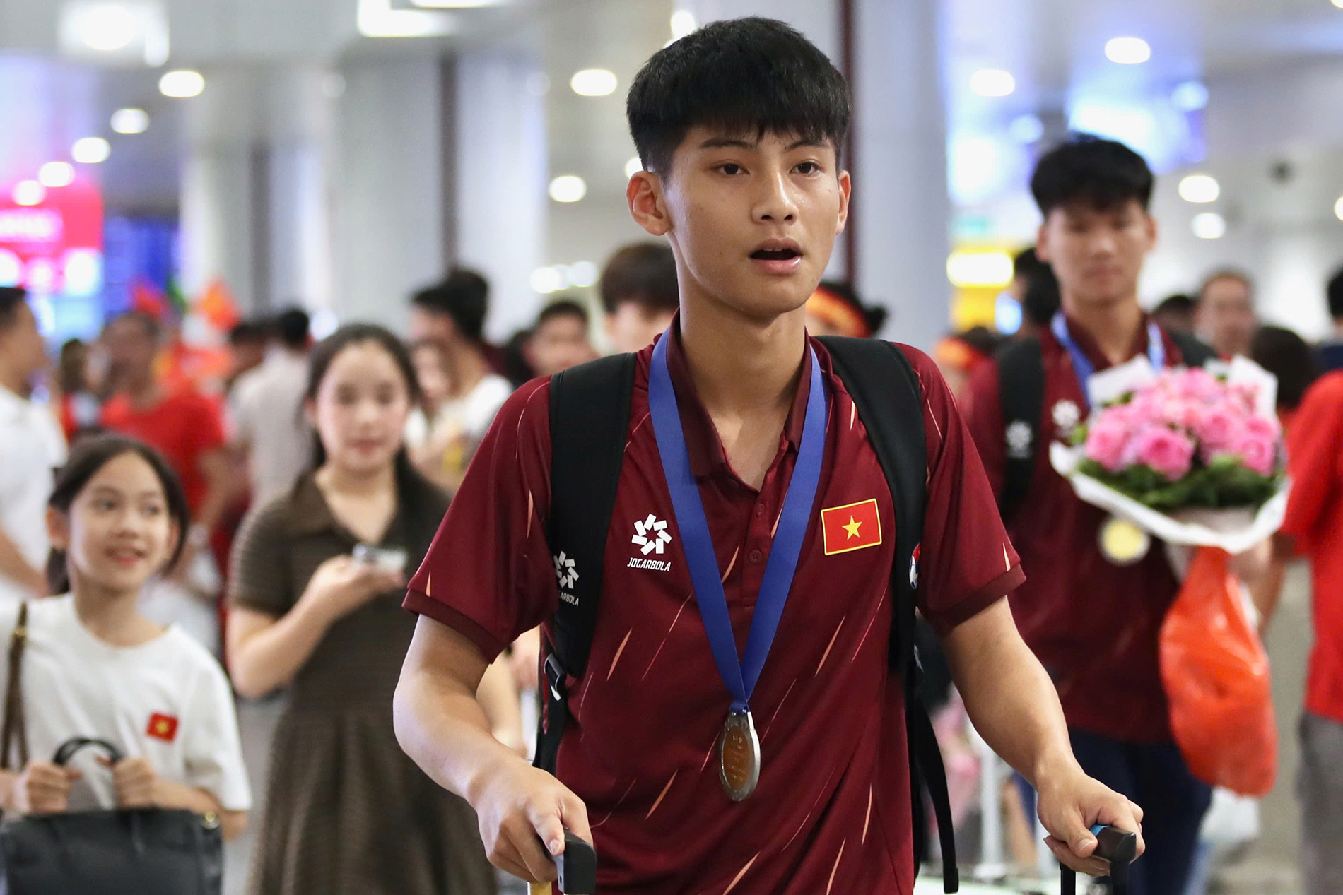 U17 Việt Nam rộn ràng mang Cúp vô địch Đông Nam Á về nước u17 viet nam 2.jpeg