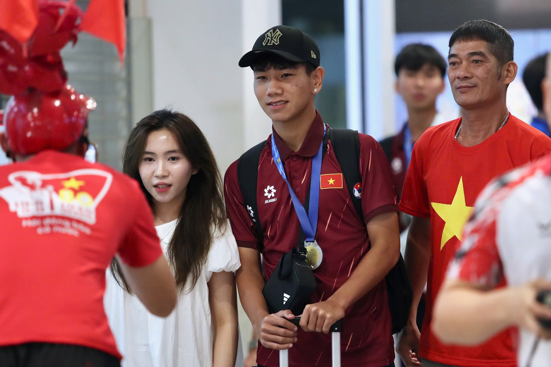 U17 Việt Nam rộn ràng mang Cúp vô địch Đông Nam Á về nước u17 viet nam 3.jpeg