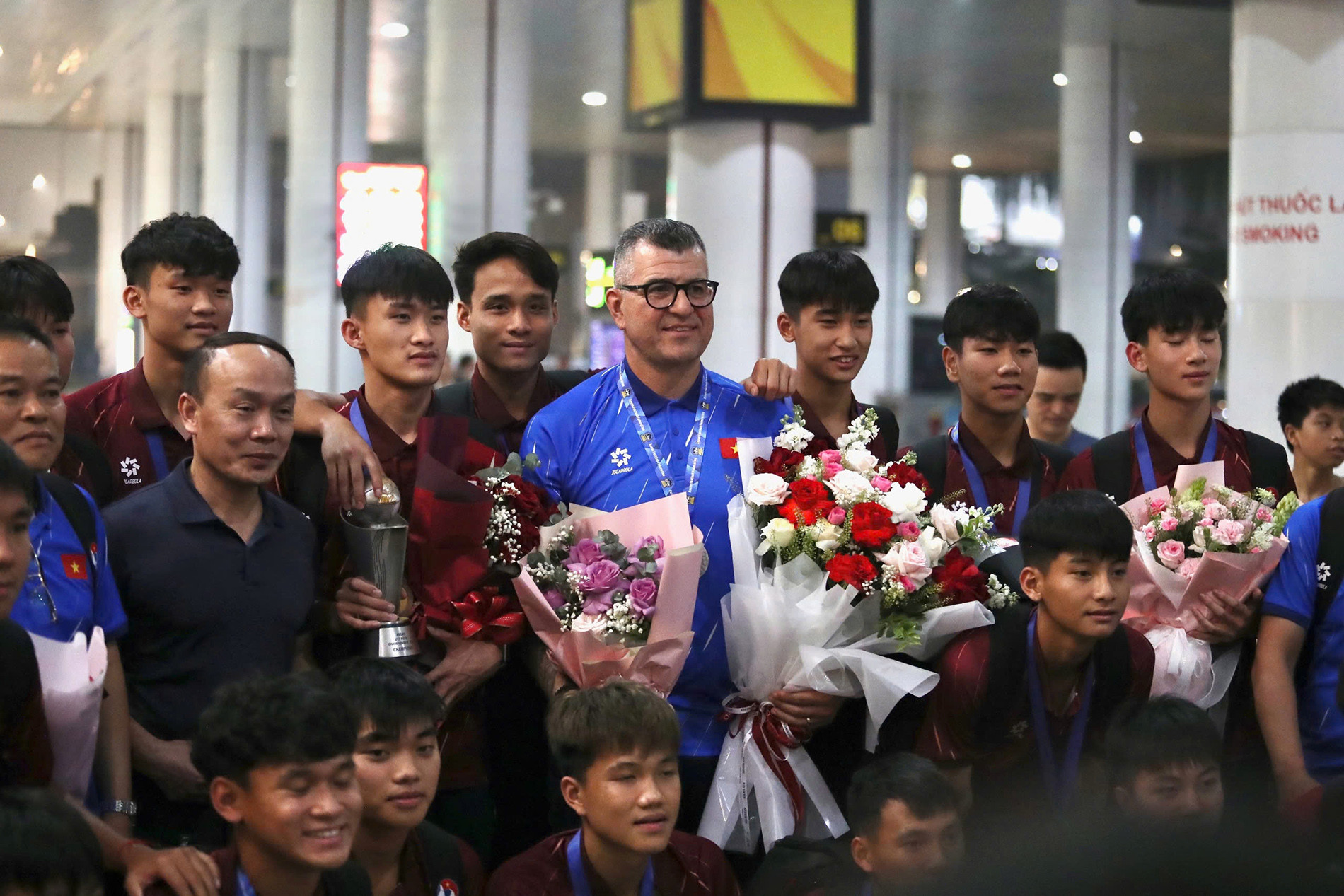 U17 Việt Nam rộn ràng mang Cúp vô địch Đông Nam Á về nước u17 viet nam 4.jpeg