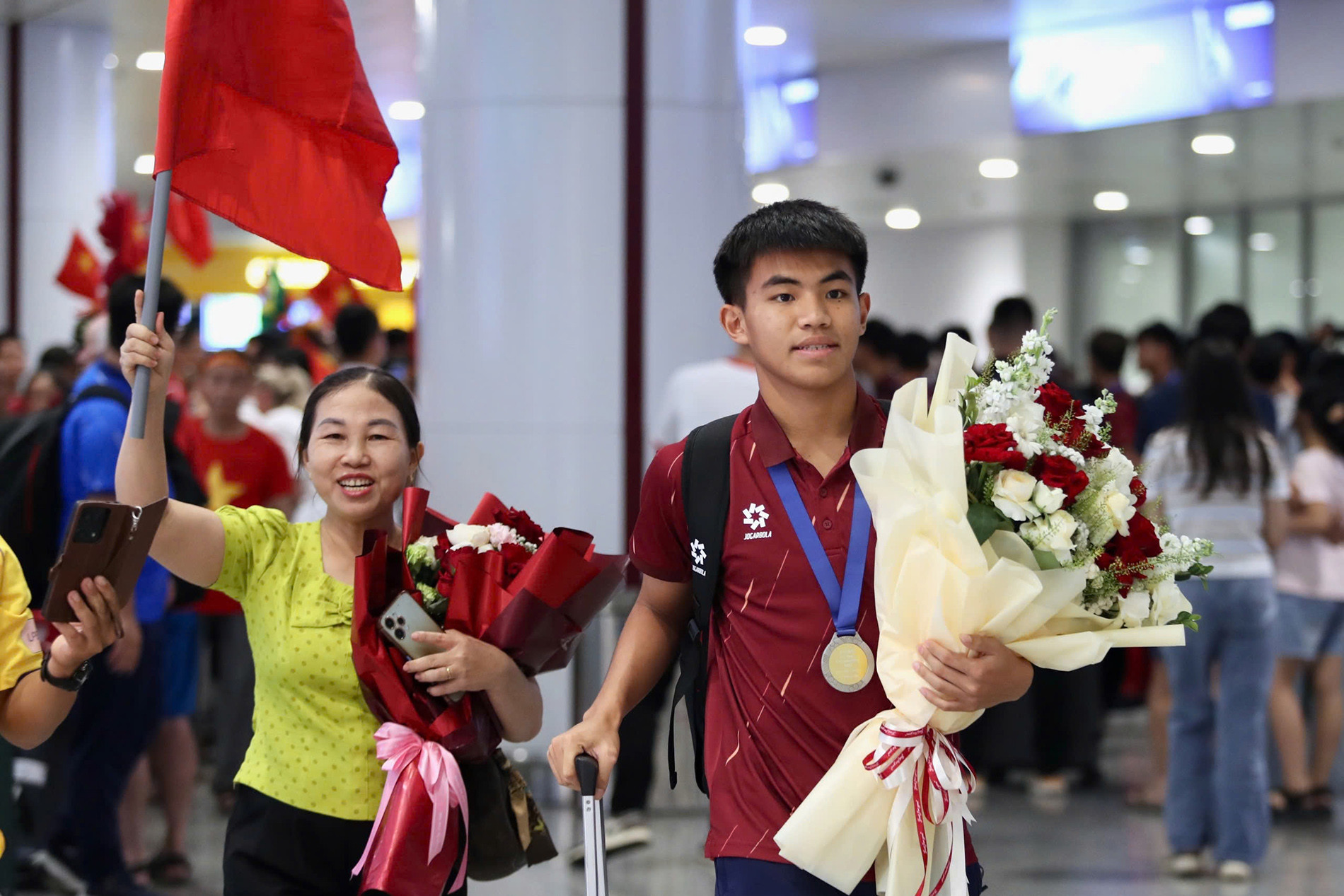 U17 Việt Nam rộn ràng mang Cúp vô địch Đông Nam Á về nước u17 viet nam 8.jpeg