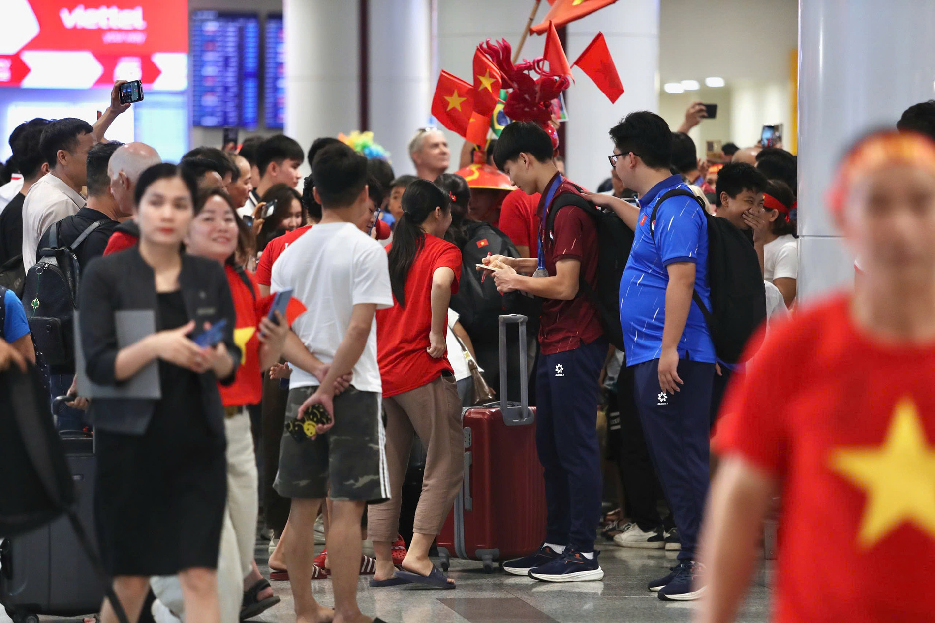 U17 Việt Nam rộn ràng mang Cúp vô địch Đông Nam Á về nước u17 viet nam 9.jpeg