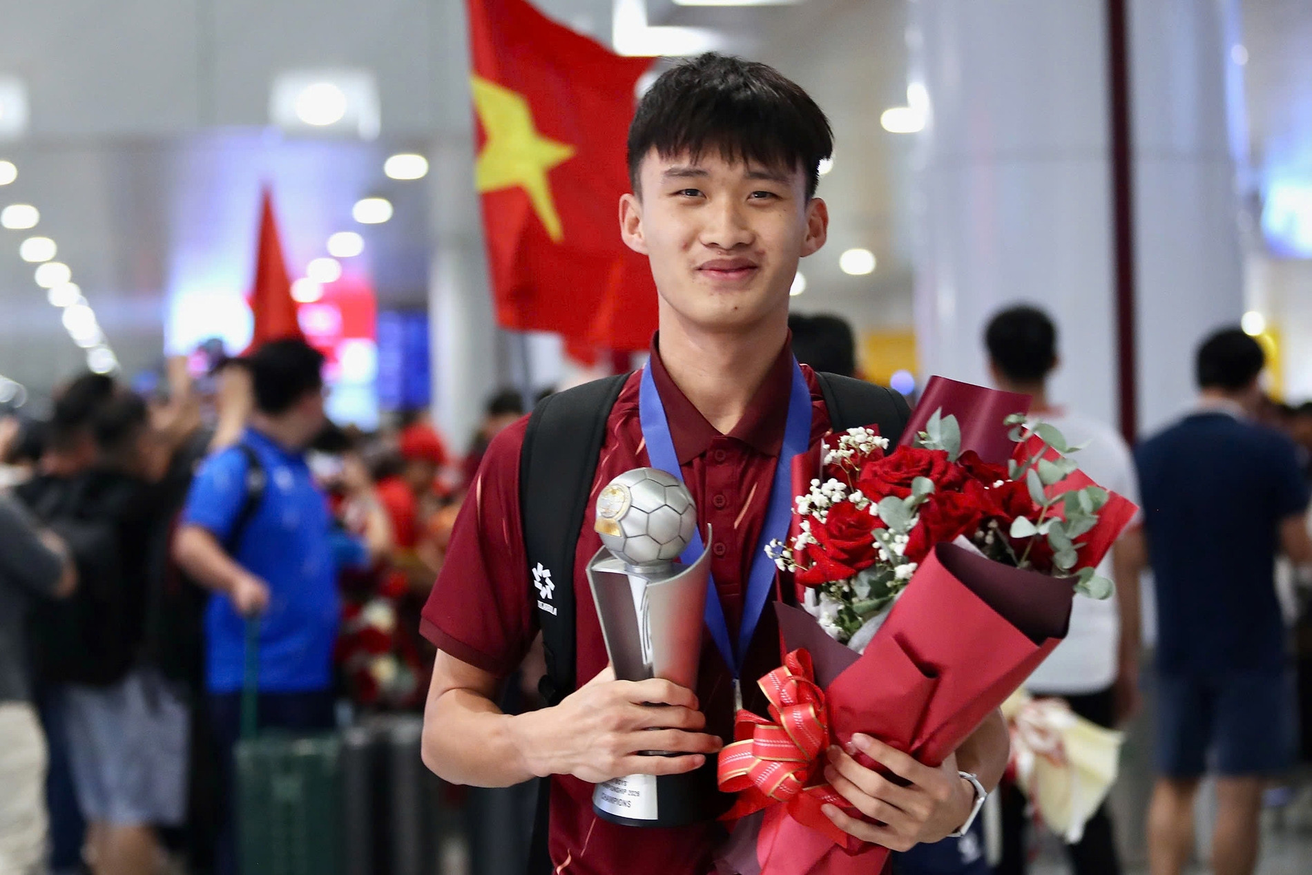 U17 Việt Nam rộn ràng mang Cúp vô địch Đông Nam Á về nước