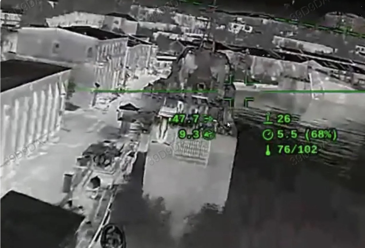 UAV Ukraine nhắm mục tiêu vào tàu chiến Nga. Ảnh: SBU