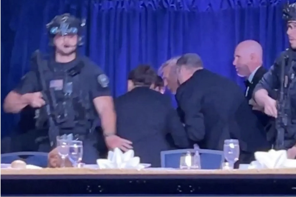 Vì sao kẻ nổ súng có thể đột nhập vào sự kiện có ông Trump tham dự?