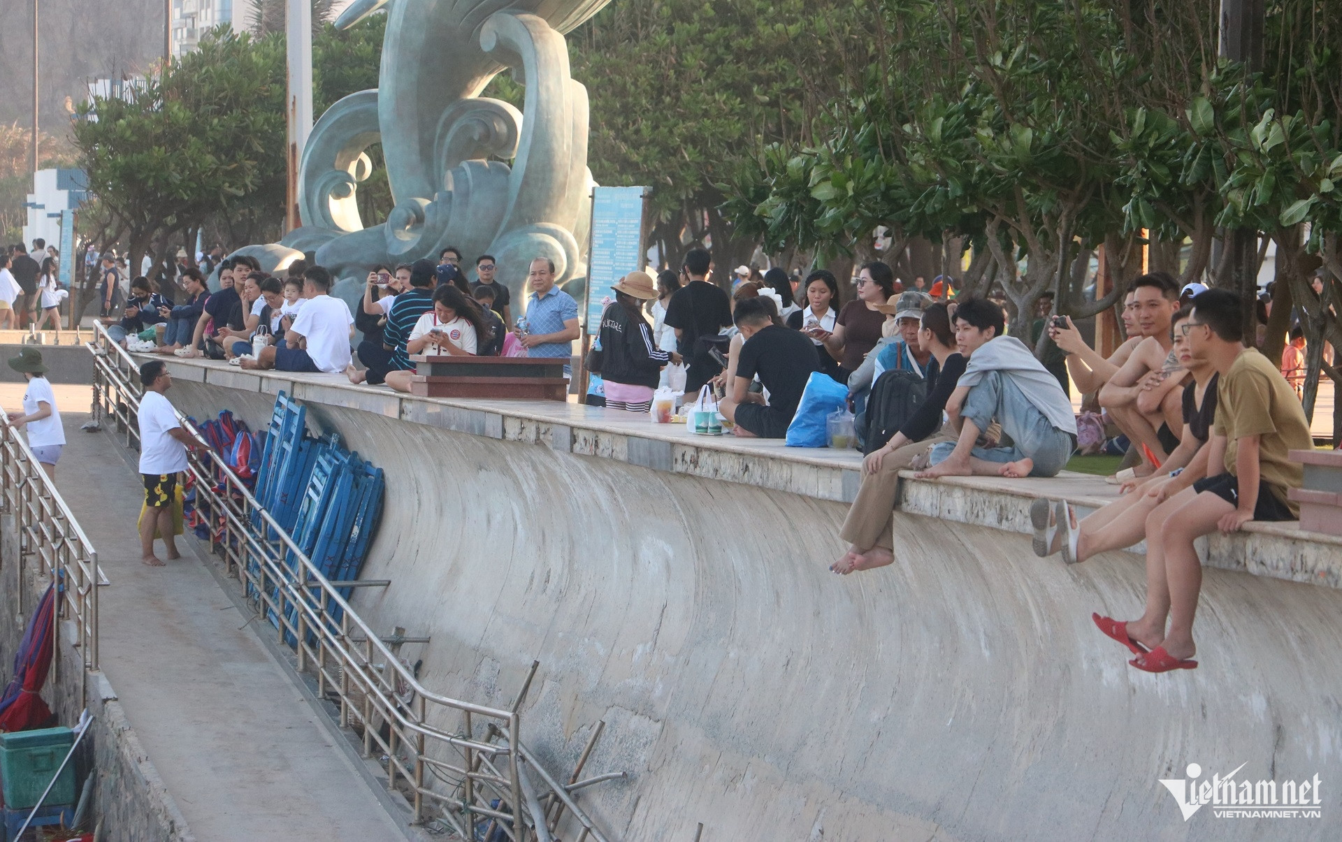 W-Biển Vũng Tàu đông nghẹt ngày lễ Giỗ Tổ, du khách chen chân tắm mát từ sớm.10.JPG.jpg
