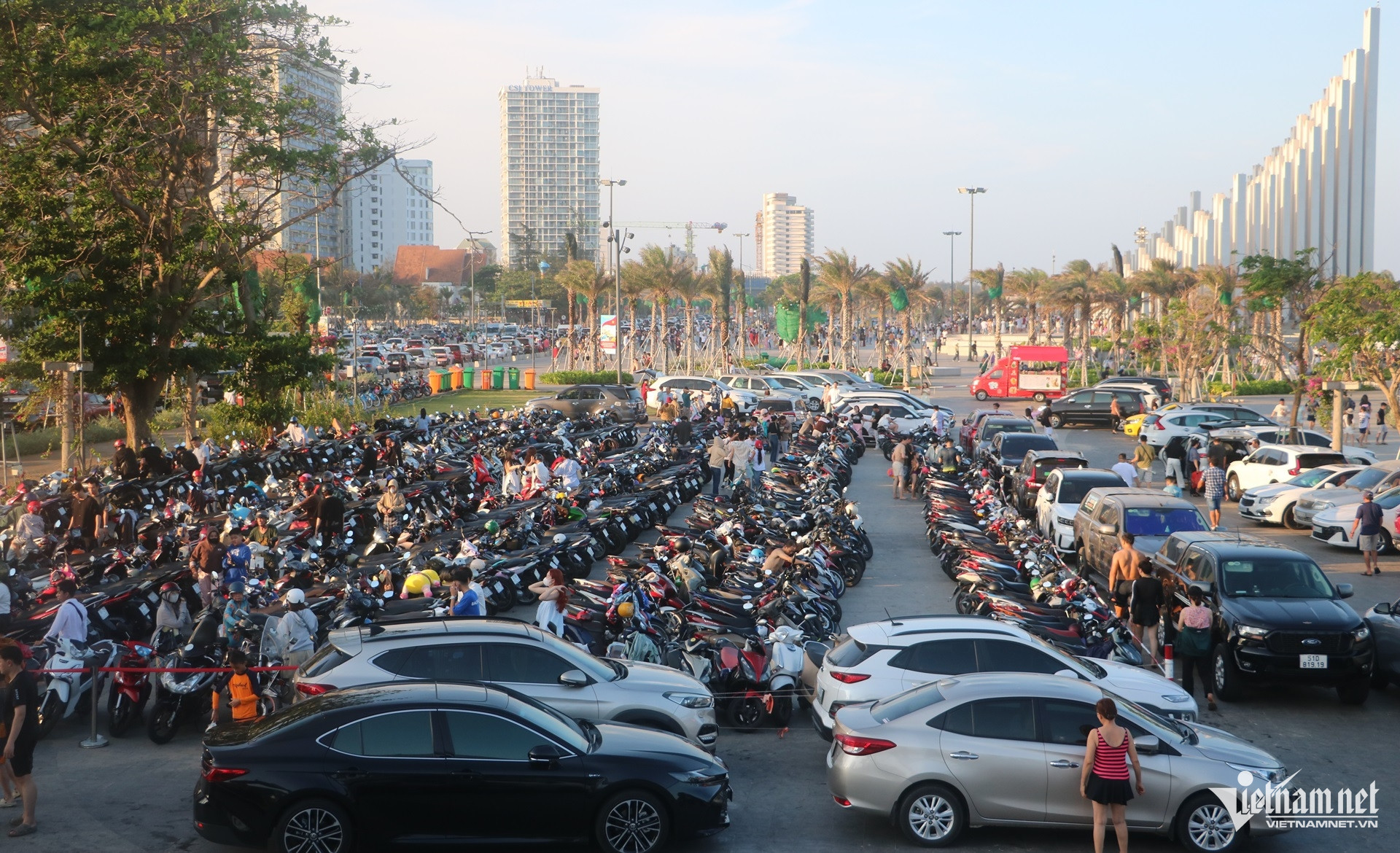 W-Biển Vũng Tàu đông nghẹt ngày lễ Giỗ Tổ, du khách chen chân tắm mát từ sớm.11.JPG.jpg