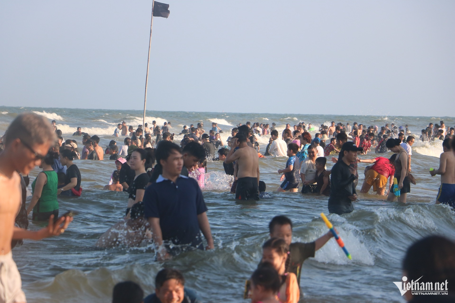 W-Biển Vũng Tàu đông nghẹt ngày lễ Giỗ Tổ, du khách chen chân tắm mát từ sớm.1.JPG.jpg