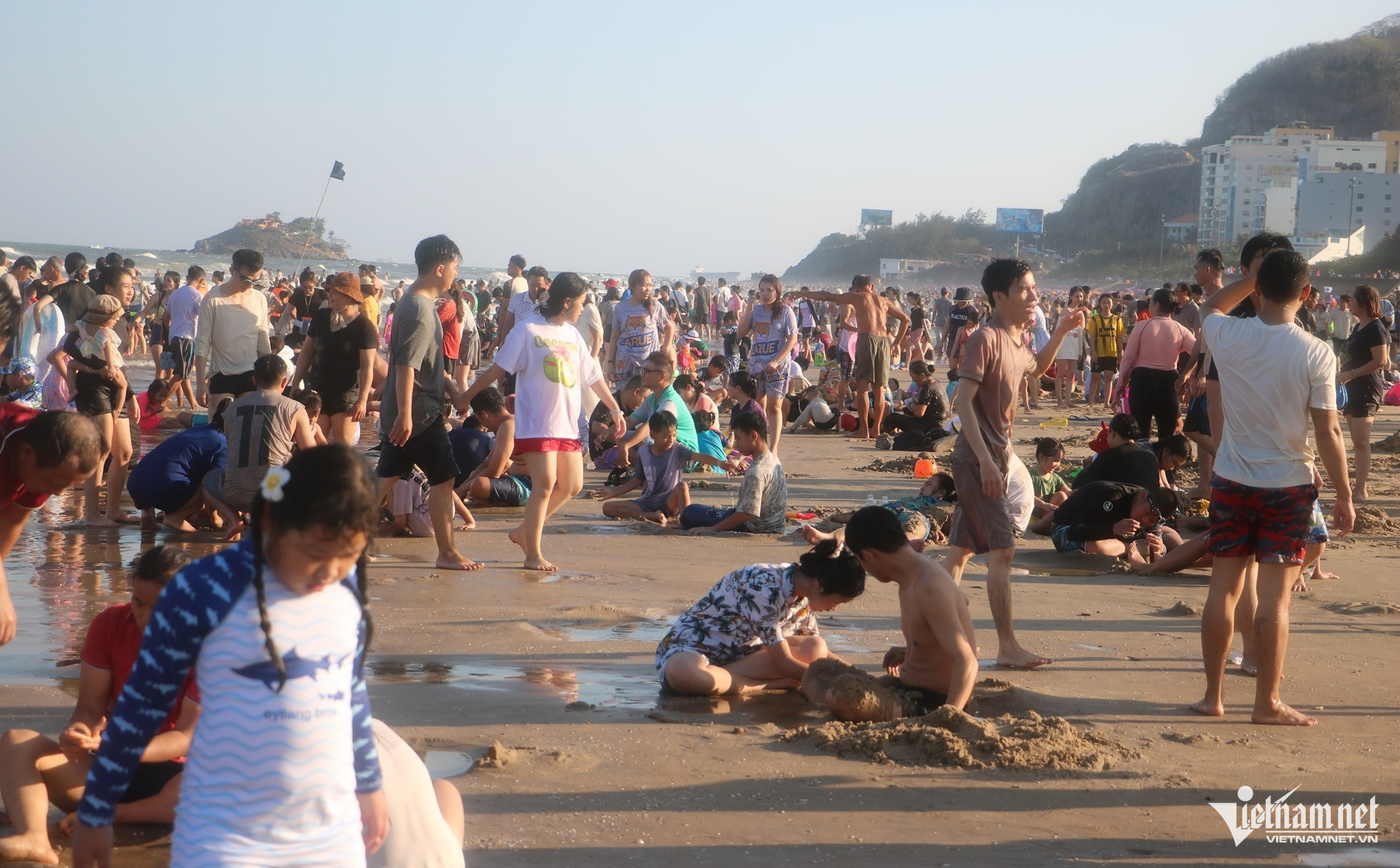 W-Biển Vũng Tàu đông nghẹt ngày lễ Giỗ Tổ, du khách chen chân tắm mát từ sớm.2.JPG.jpg