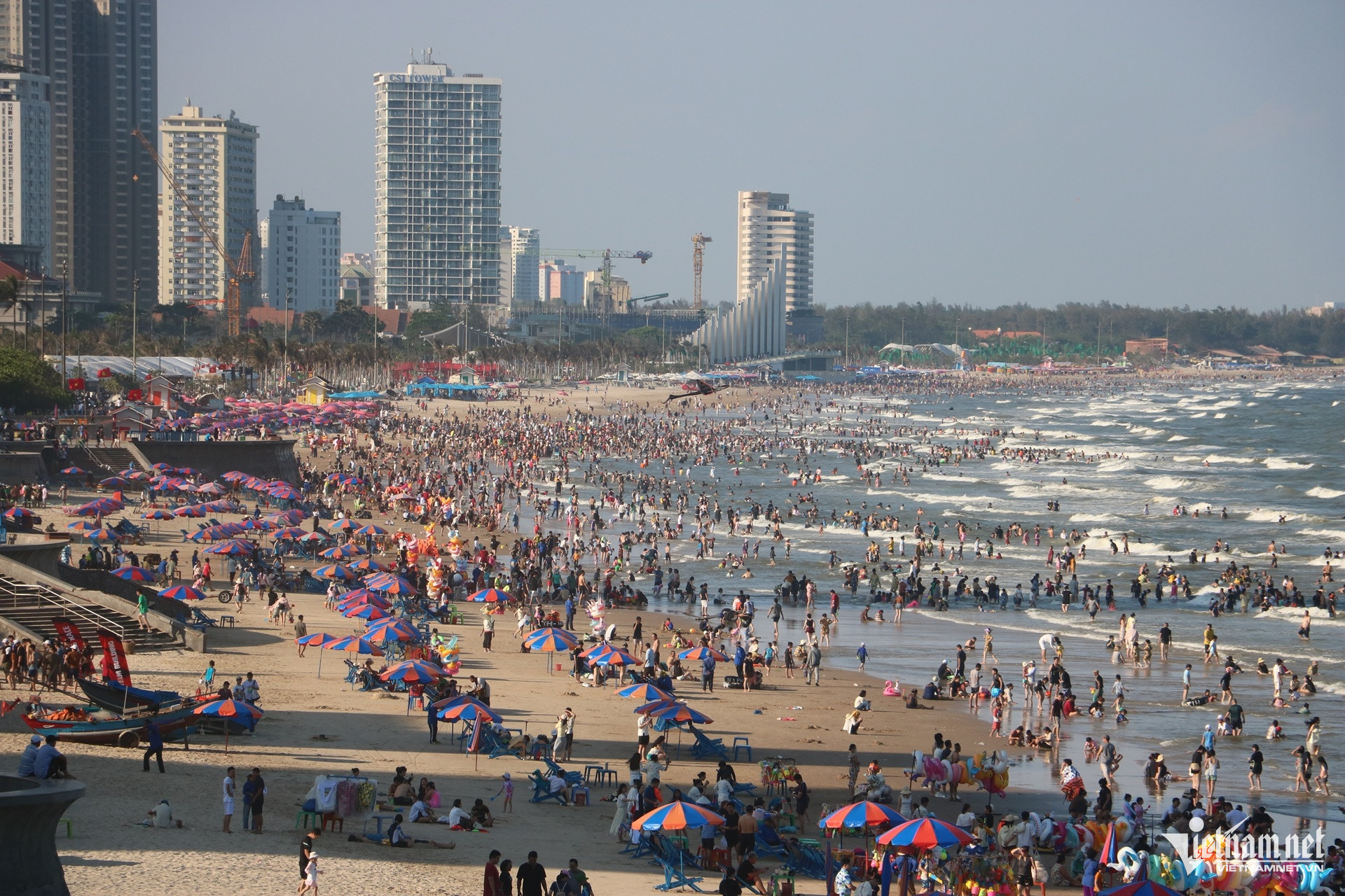 W-Biển Vũng Tàu đông nghẹt ngày lễ Giỗ Tổ, du khách chen chân tắm mát từ sớm.4.JPG.jpg