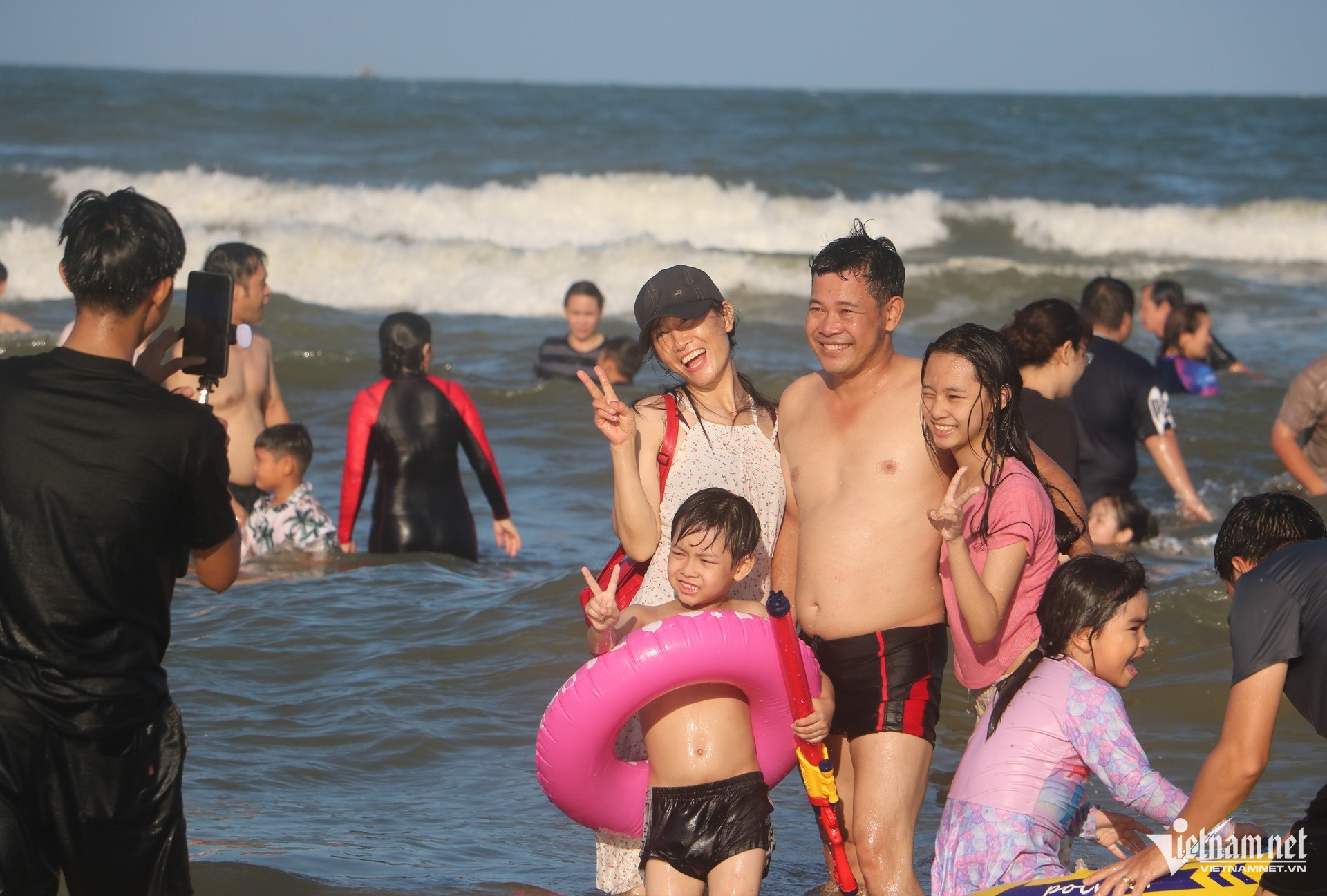 W-Biển Vũng Tàu đông nghẹt ngày lễ Giỗ Tổ, du khách chen chân tắm mát từ sớm.5.JPG.jpg