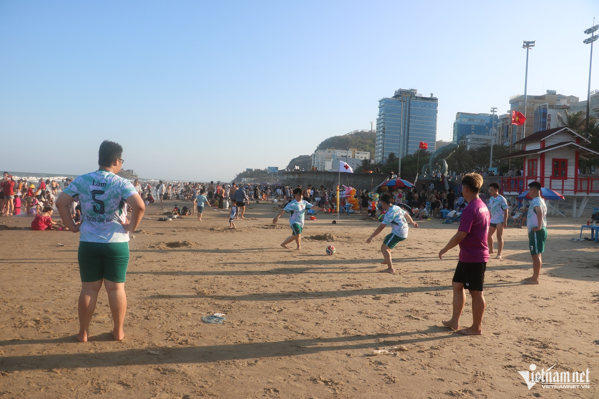 W-Biển Vũng Tàu đông nghẹt ngày lễ Giỗ Tổ, du khách chen chân tắm mát từ sớm.7.JPG.jpg