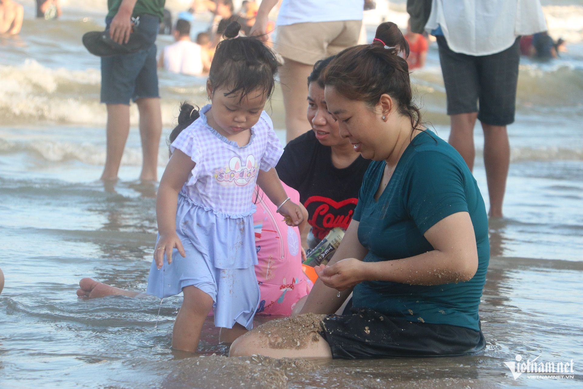W-Biển Vũng Tàu đông nghẹt ngày lễ Giỗ Tổ, du khách chen chân tắm mát từ sớm.8.JPG.jpg