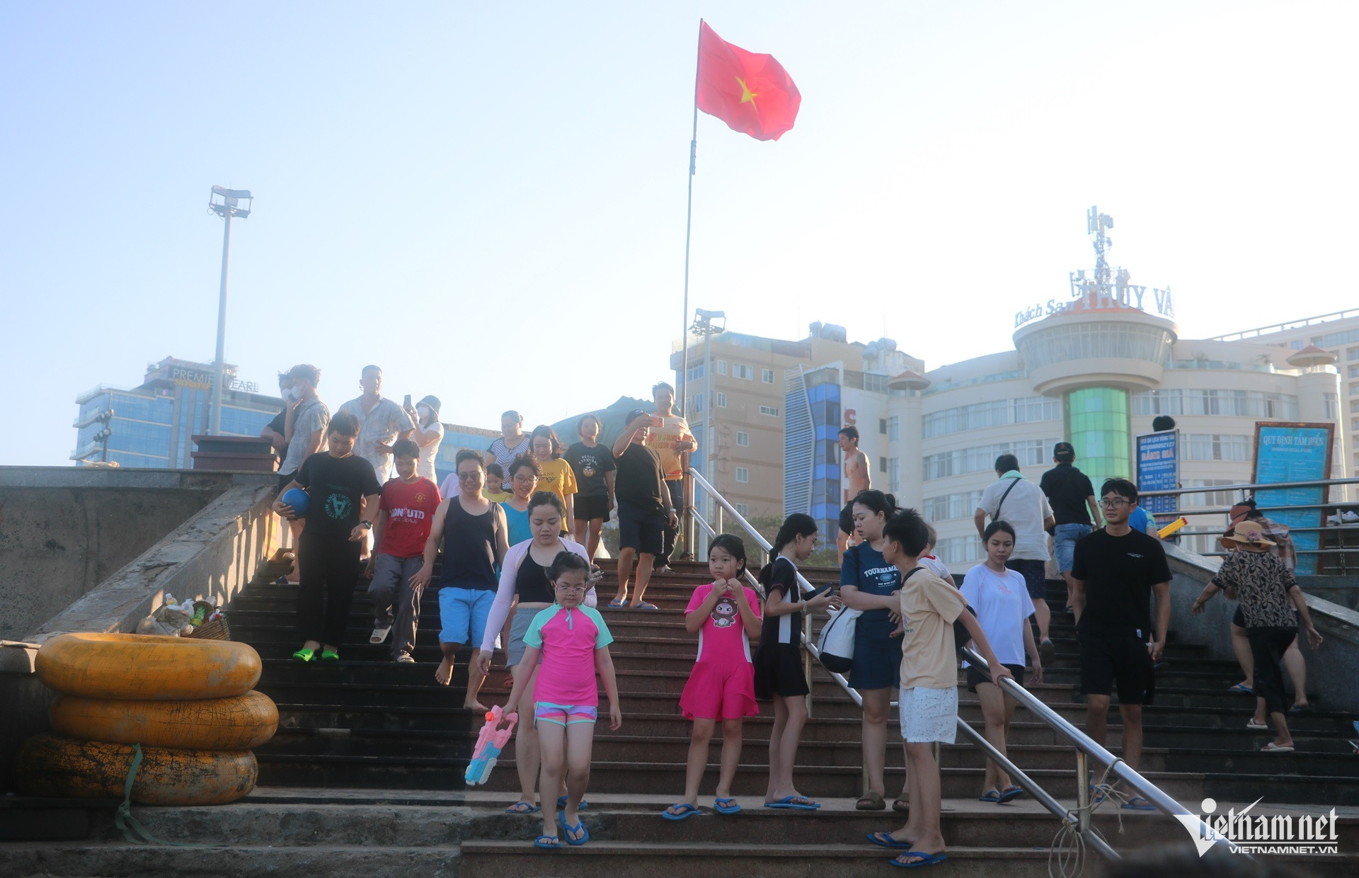 W-Biển Vũng Tàu đông nghẹt ngày lễ Giỗ Tổ, du khách chen chân tắm mát từ sớm.9.JPG.jpg