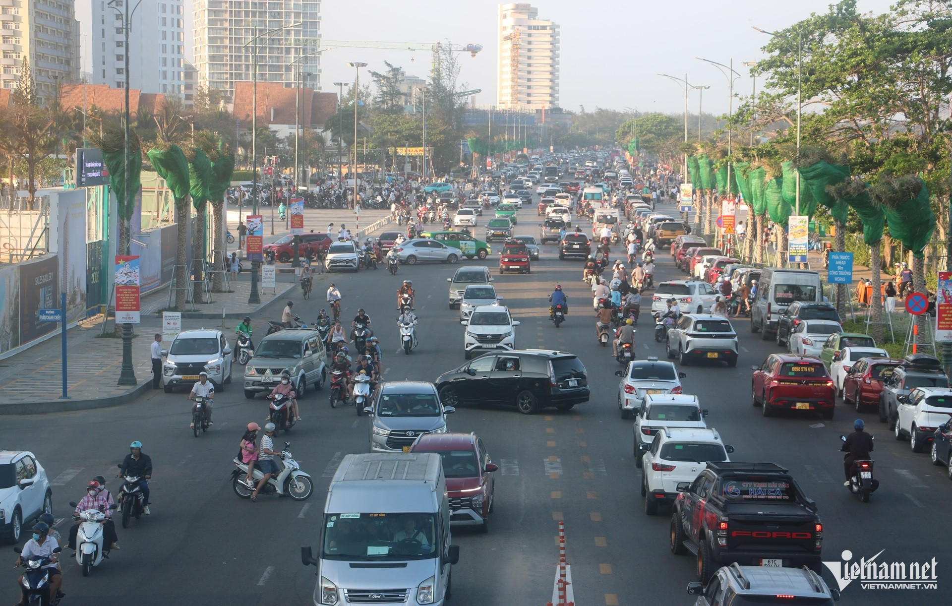 W-Biển Vũng Tàu đông nghẹt ngày lễ Giỗ Tổ, du khách chen chân tắm mát từ sớm..JPG.jpg