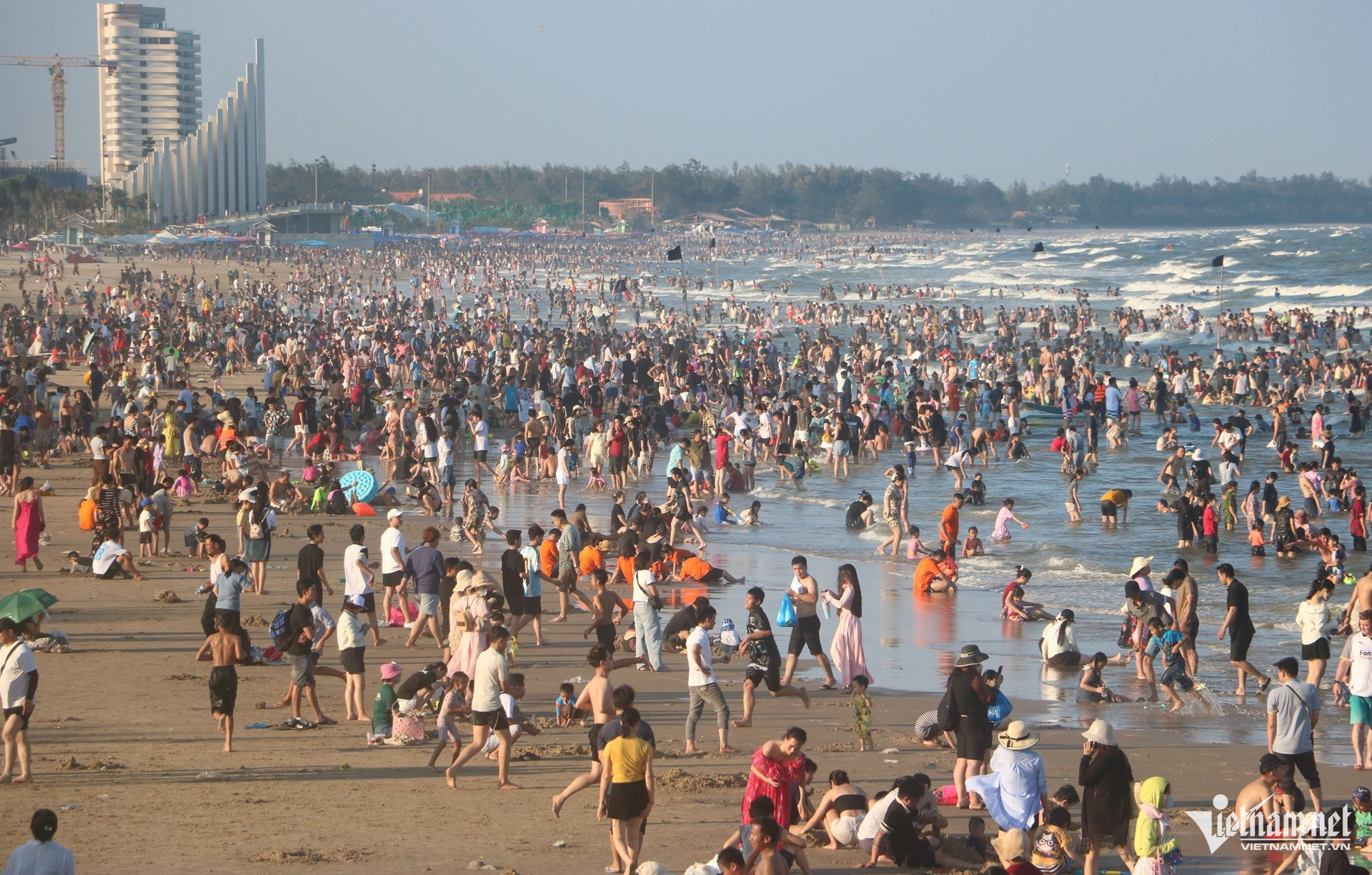 W-Biển Vũng Tàu đông nghẹt ngày lễ Giỗ Tổ, du khách chen chân tắm mát từ sớm.JPG.jpg