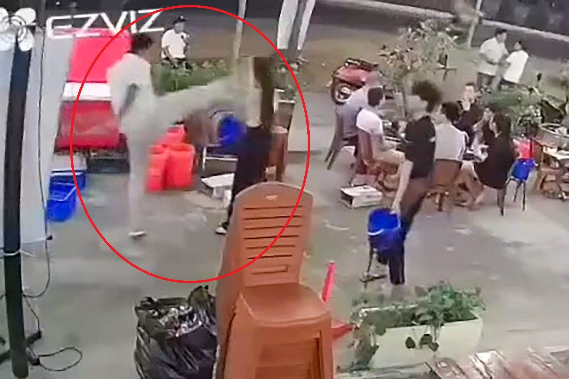 Xác minh clip người đàn ông vung chân đá phụ nữ tại quán nhậu ở Khánh Hòa