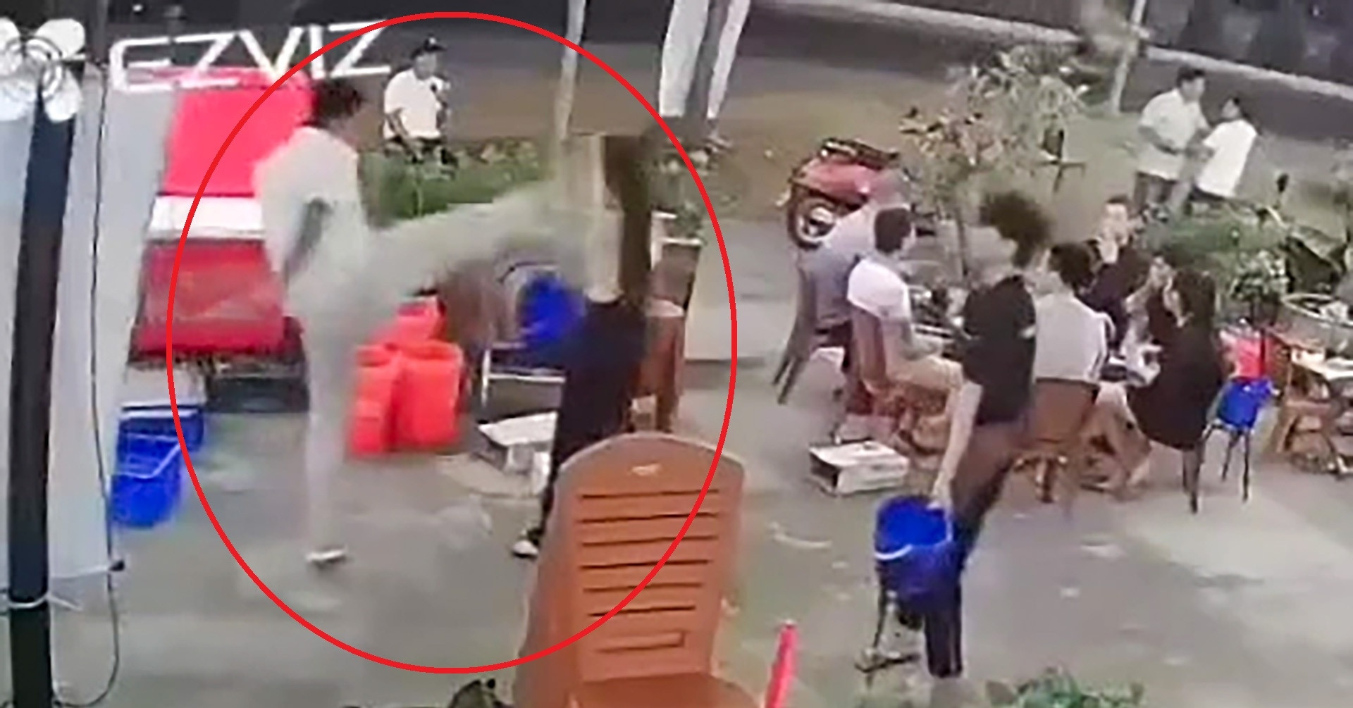 Xác minh clip người đàn ông vung chân đá phụ nữ tại quán nhậu ở Khánh Hòa