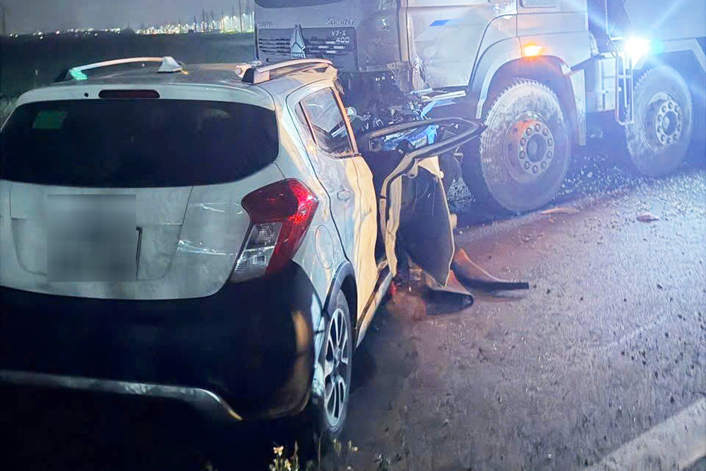  Hà Nội: Ô tô con biến dạng sau cú tông xe ben, người phụ nữ mắc kẹt ở ghế phụ 