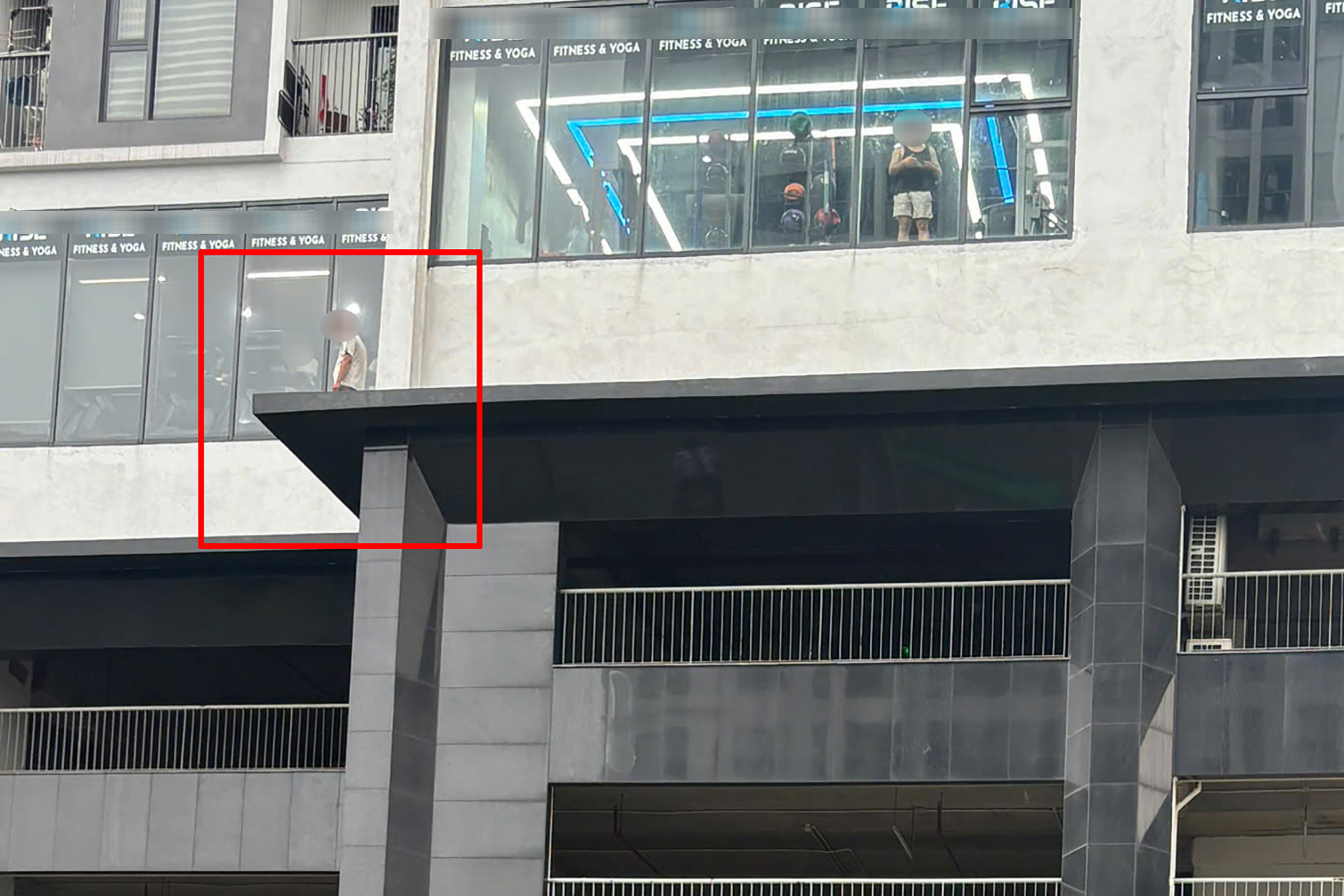  Hà Nội: Dùng xe thang giải cứu người đàn ông khỏi vị trí nguy hiểm tại chung cư 