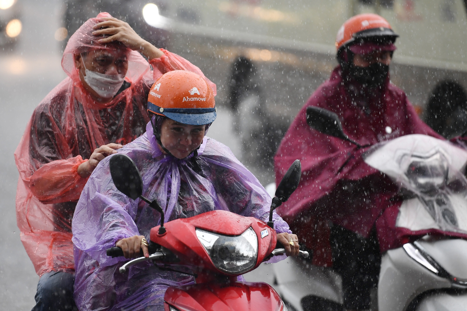 Không khí lạnh tràn về sát kỳ nghỉ lễ 30/4, miền Bắc có nơi mưa lớn, Hà Nội chỉ 22 độ