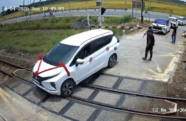 Bản tin sáng 27/4: Xe đám cưới cố vượt, mắc kẹt sát đường ray khi tàu sắp đến