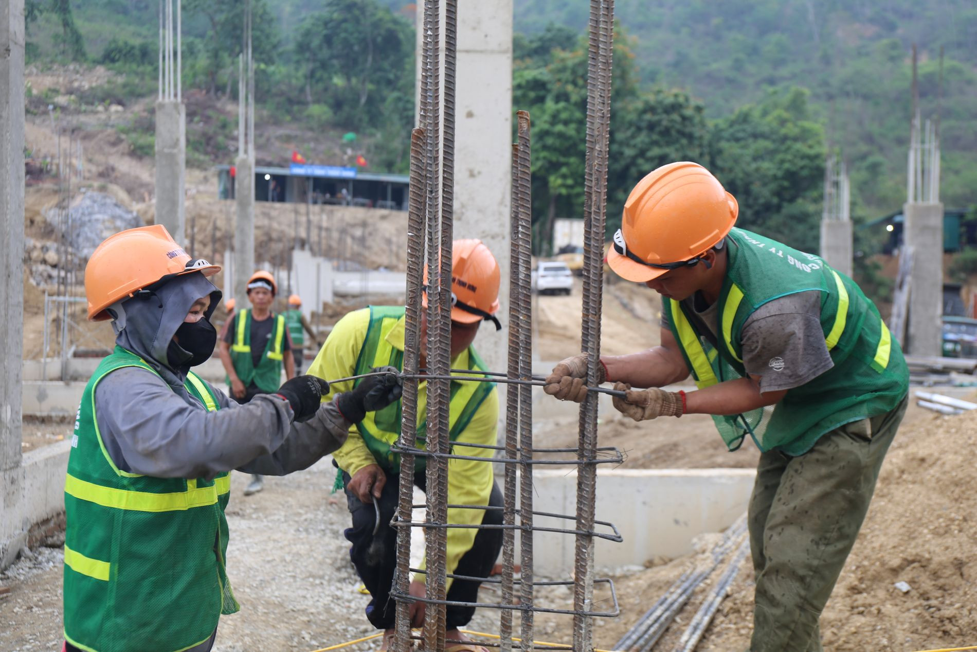 An toàn lao động rất được các đơn vị coi trọng - Trong ảnh: Công nhân thi công công trình trường nội trú liên cấp xã Bắc Lý
