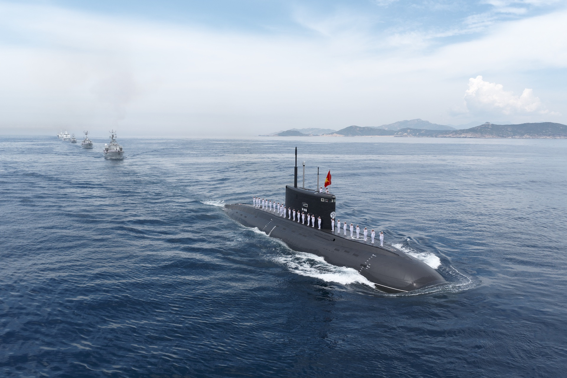 Bản sao Tàu ngầm của Lữ đoàn 189 trong đội hình diễu binh trên biển A80.jpg