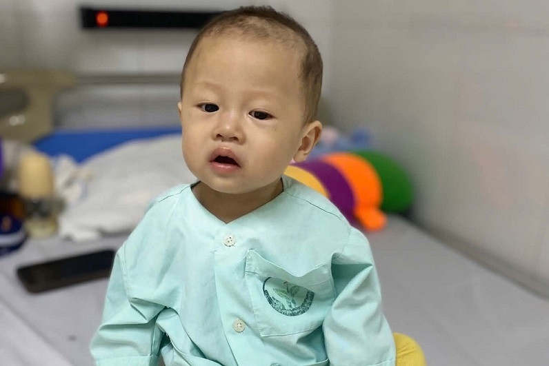 Bé trai 1 tuổi trải qua 4 lần phẫu thuật, gia đình nghèo chật vật xoay xở