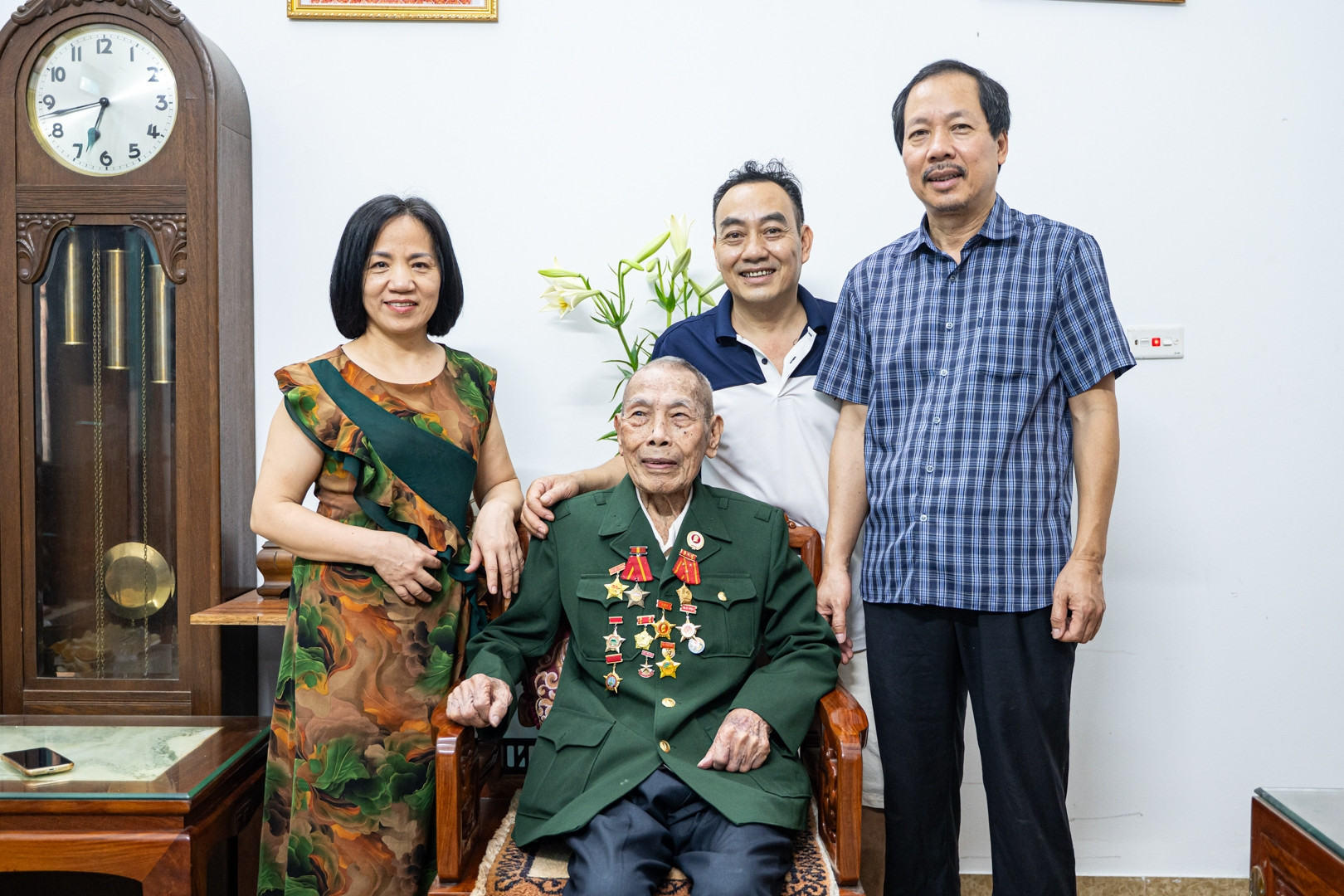 Cách dạy con không lời của cựu chiến binh 99 tuổi, từng làm cảnh vệ Phủ Chủ tịch