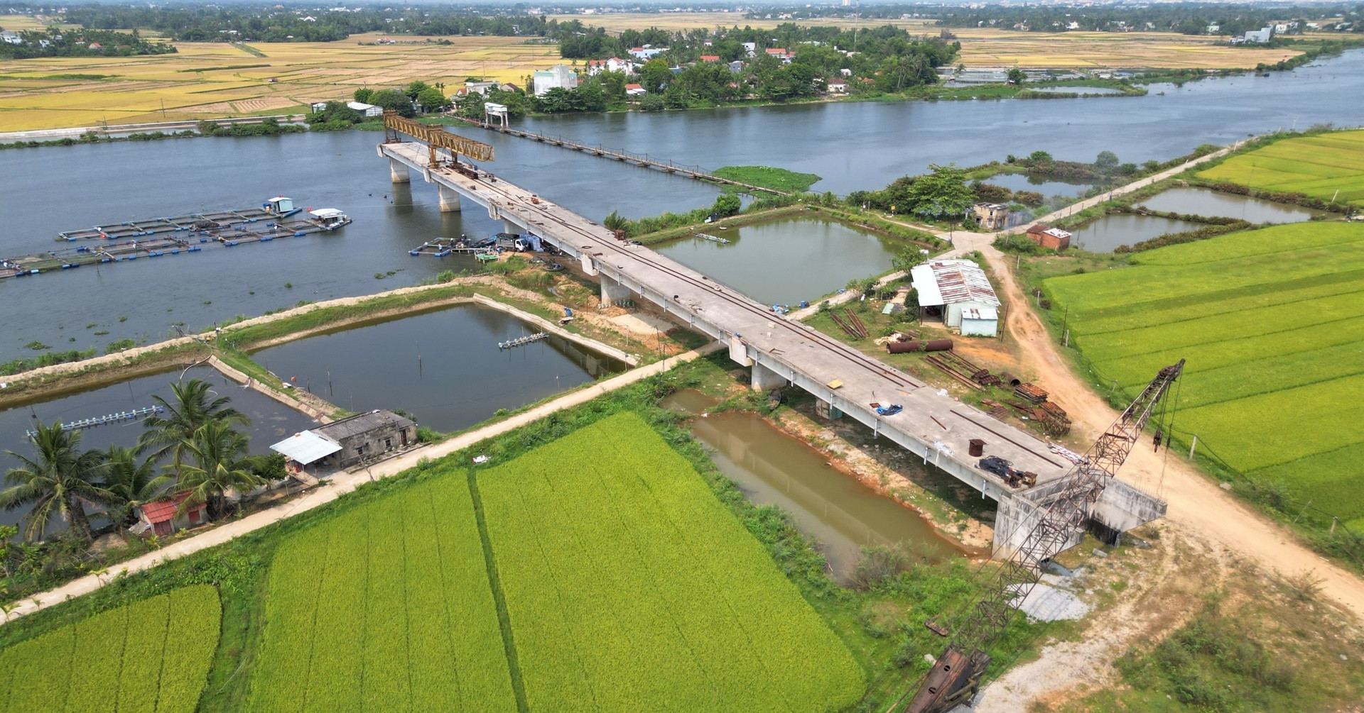 Cận cảnh cầu 220 tỷ đồng vươn tới giữa sông rồi &amp;apos;đóng băng&amp;apos; gần 3 năm