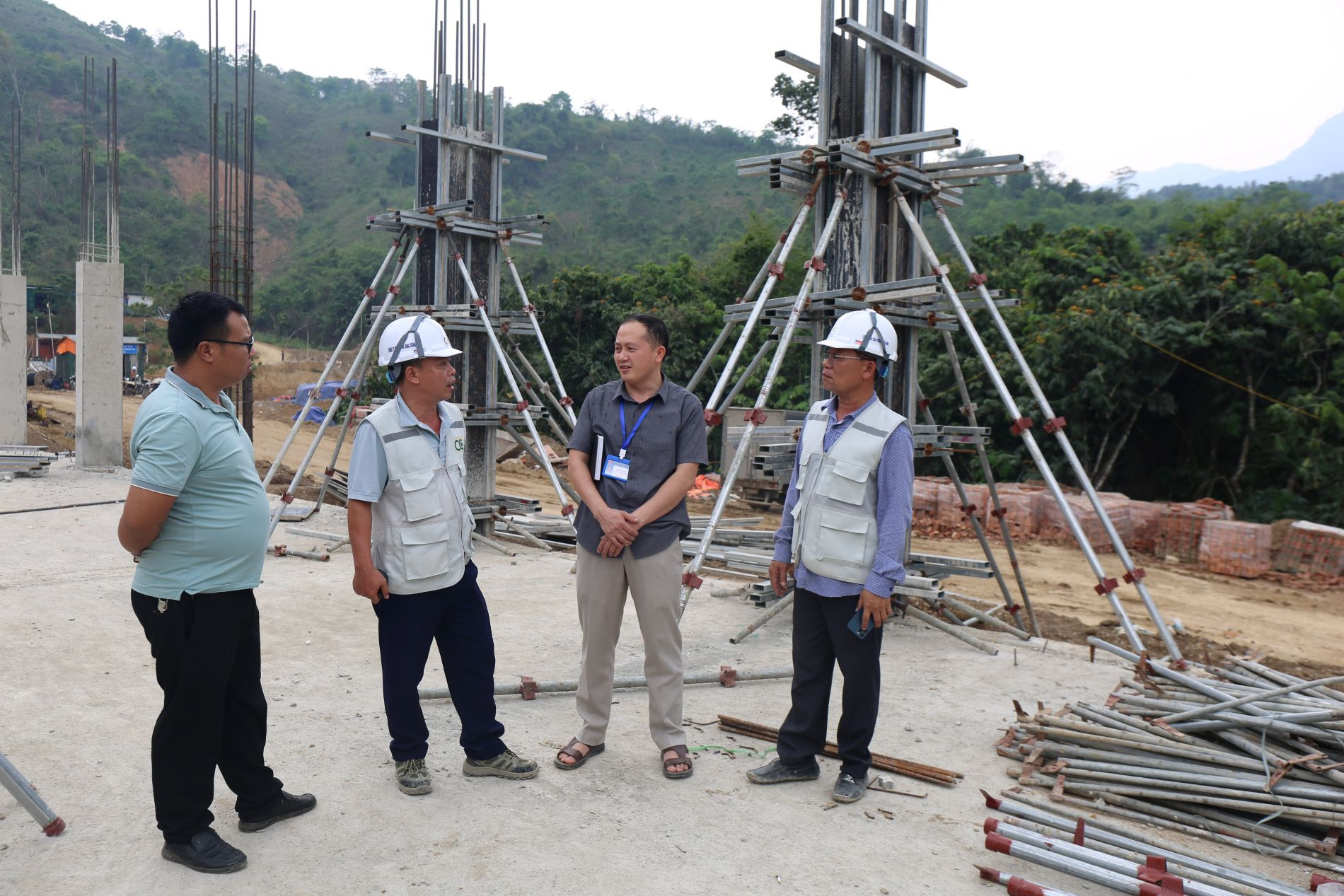 Chính quyền địa phương thường xuyên phối hợp với các đơn vị thi công kiểm tra, tháo gỡ vướng mắc trên công trình trường nội trú liên cấp - Ảnh: T.H