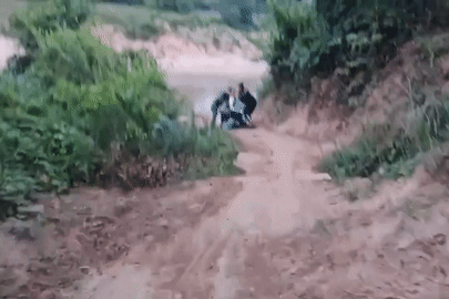 Clip lực lượng biên phòng tóm gọn kẻ buôn lậu 'như phim hành động'