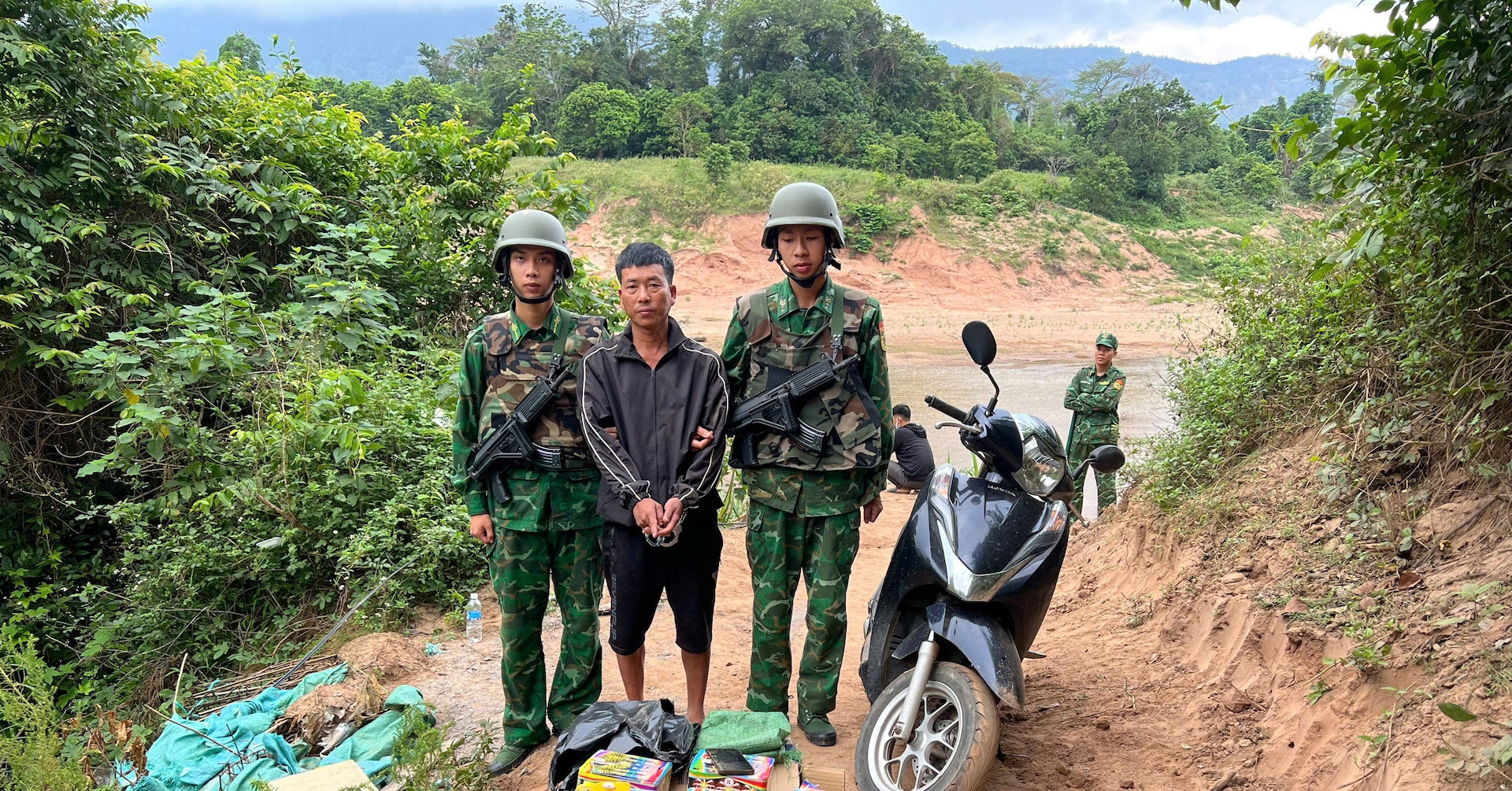 Clip lực lượng biên phòng tóm gọn kẻ buôn lậu &amp;apos;như phim hành động&amp;apos;