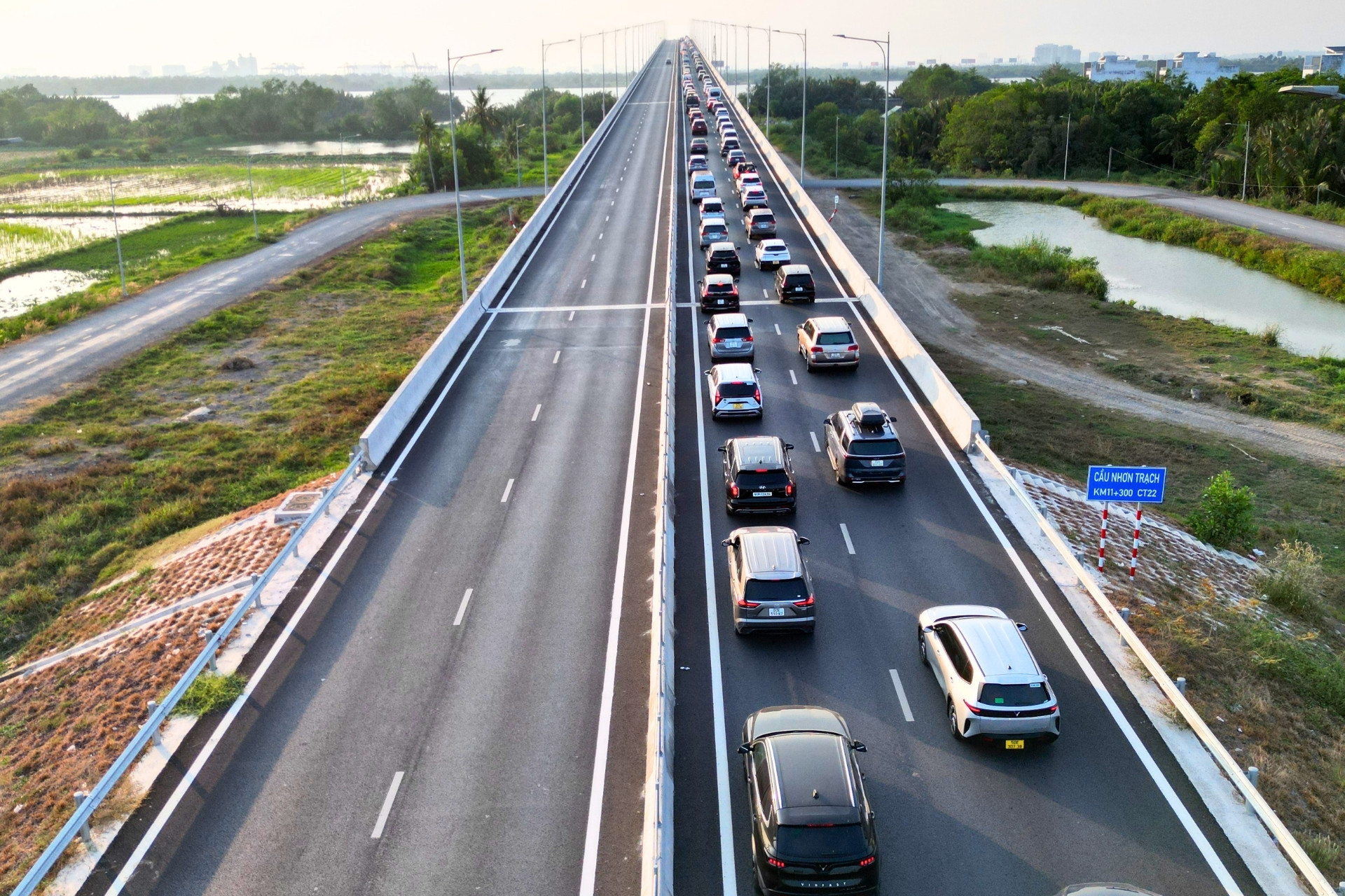  CSGT tạm đóng lối vào cao tốc, đường Vành đai 3 TPHCM ùn tắc kéo dài 