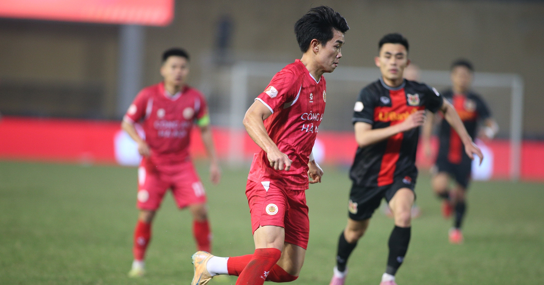 Cuộc đua vô địch V-League: Đình Bắc thăng hoa, CAHN sắp &amp;apos;chốt sổ&amp;apos;