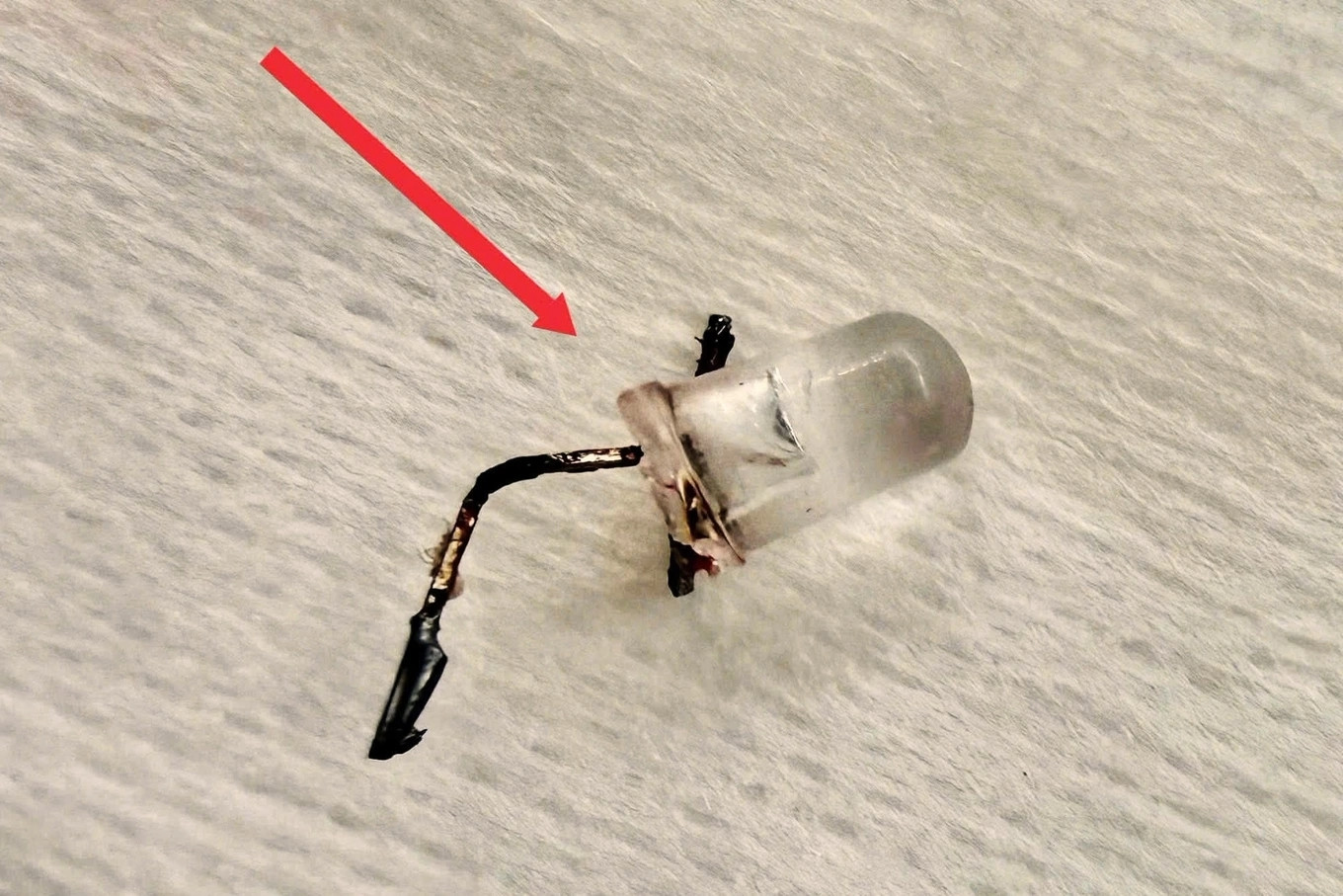 Gắp bóng đèn LED trong phổi bé 9 tháng tuổi