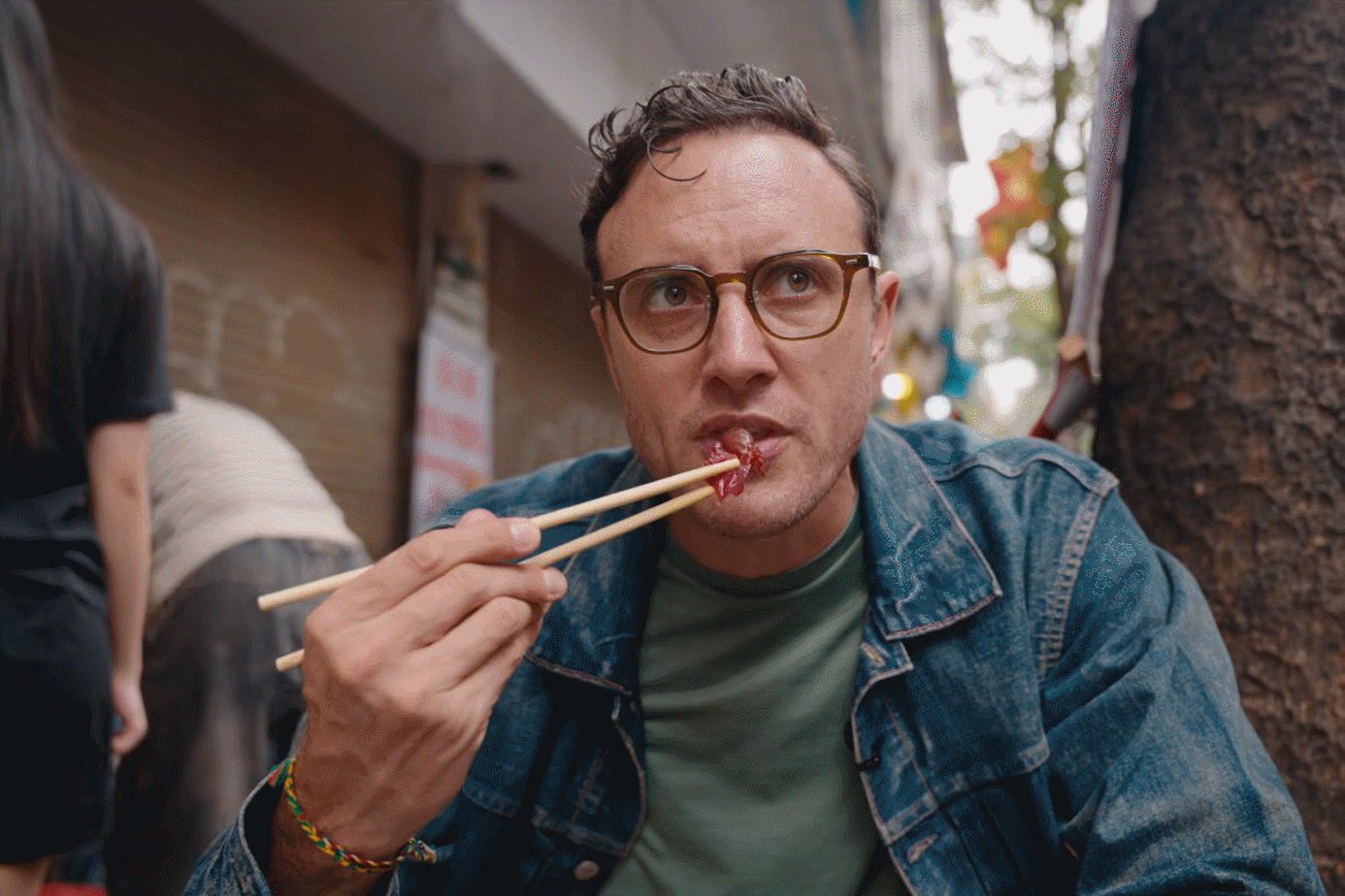  Khách Tây thử món mát lạnh, giòn sần sật ở vỉa hè Hà Nội, khen ngon khó tin 