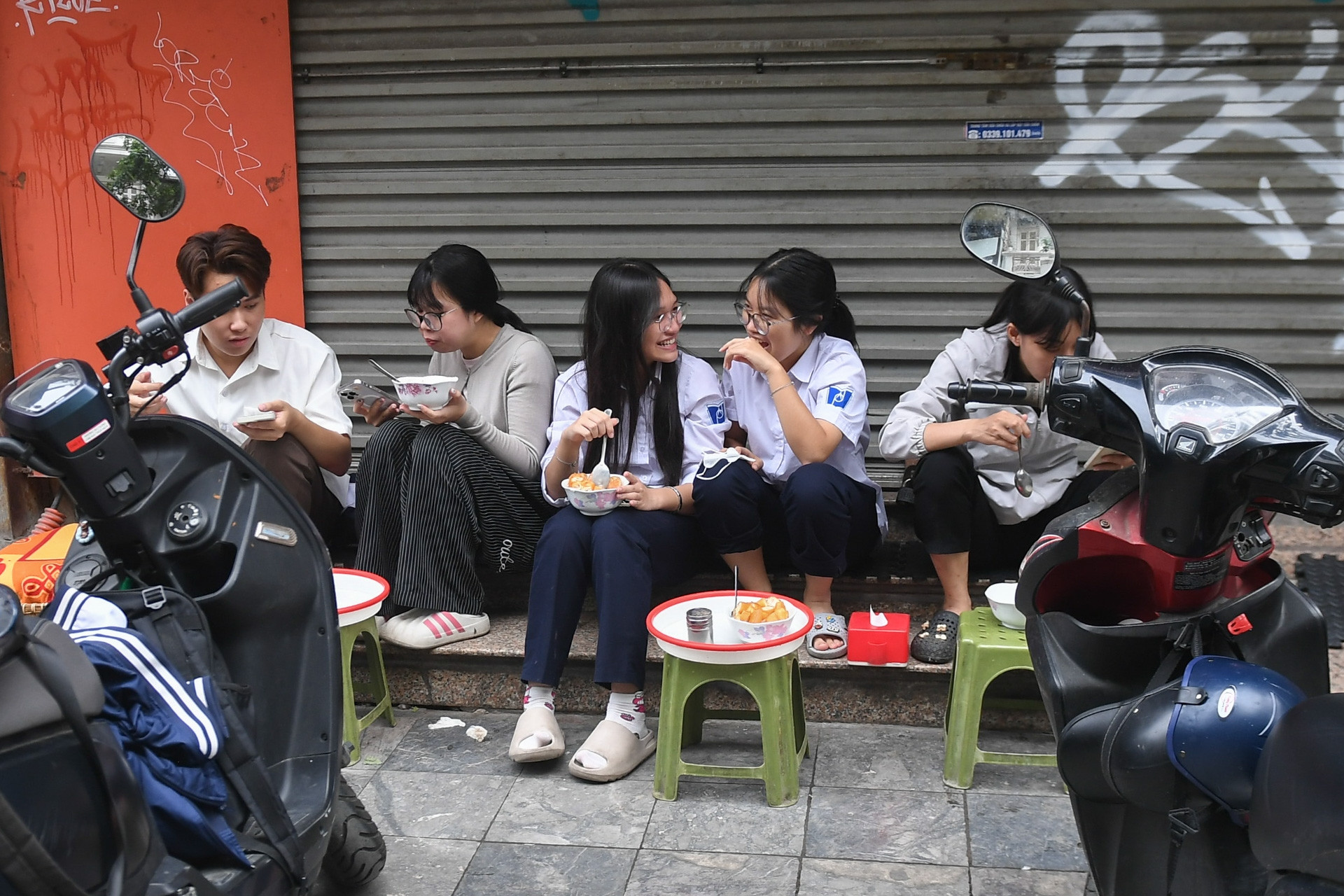 Muôn kiểu thích nghi đến đối phó sau dọn dẹp vỉa hè ở trung tâm Hà Nội